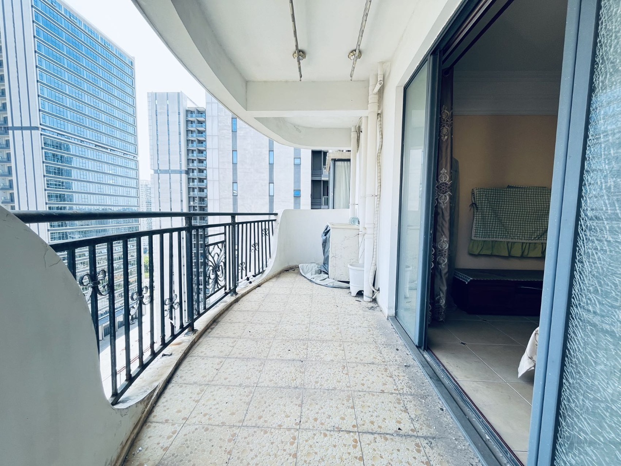 绿地海长流三期  2室2厅1卫    128.0万 绿地海长流三期  2室2厅1卫    128.0万客厅