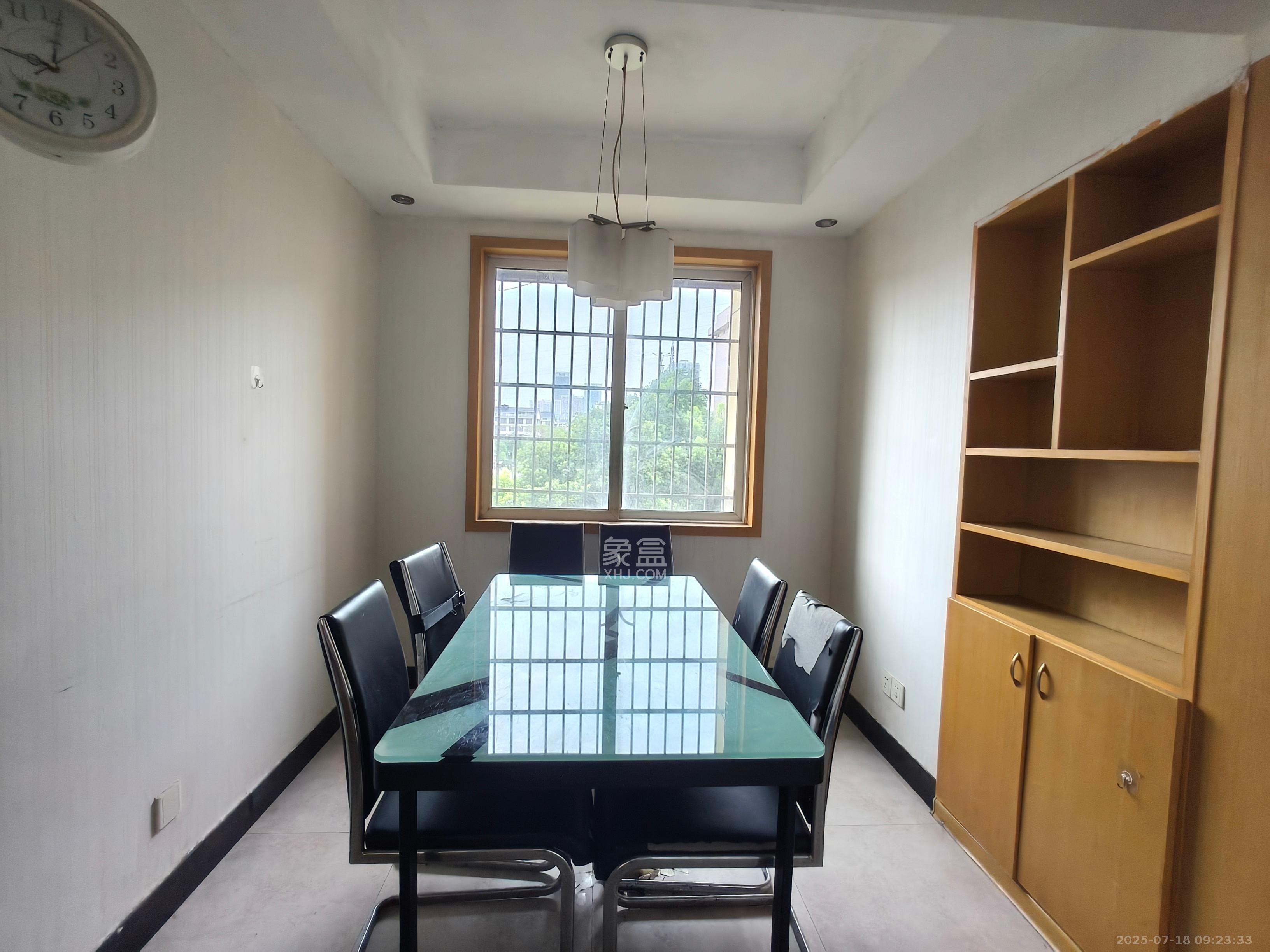 香槟小镇(香槟花苑) 3室2厅1卫 1800.0元/月 香槟小镇(香槟花苑) 3室2厅1卫 1800.0元/月室内图