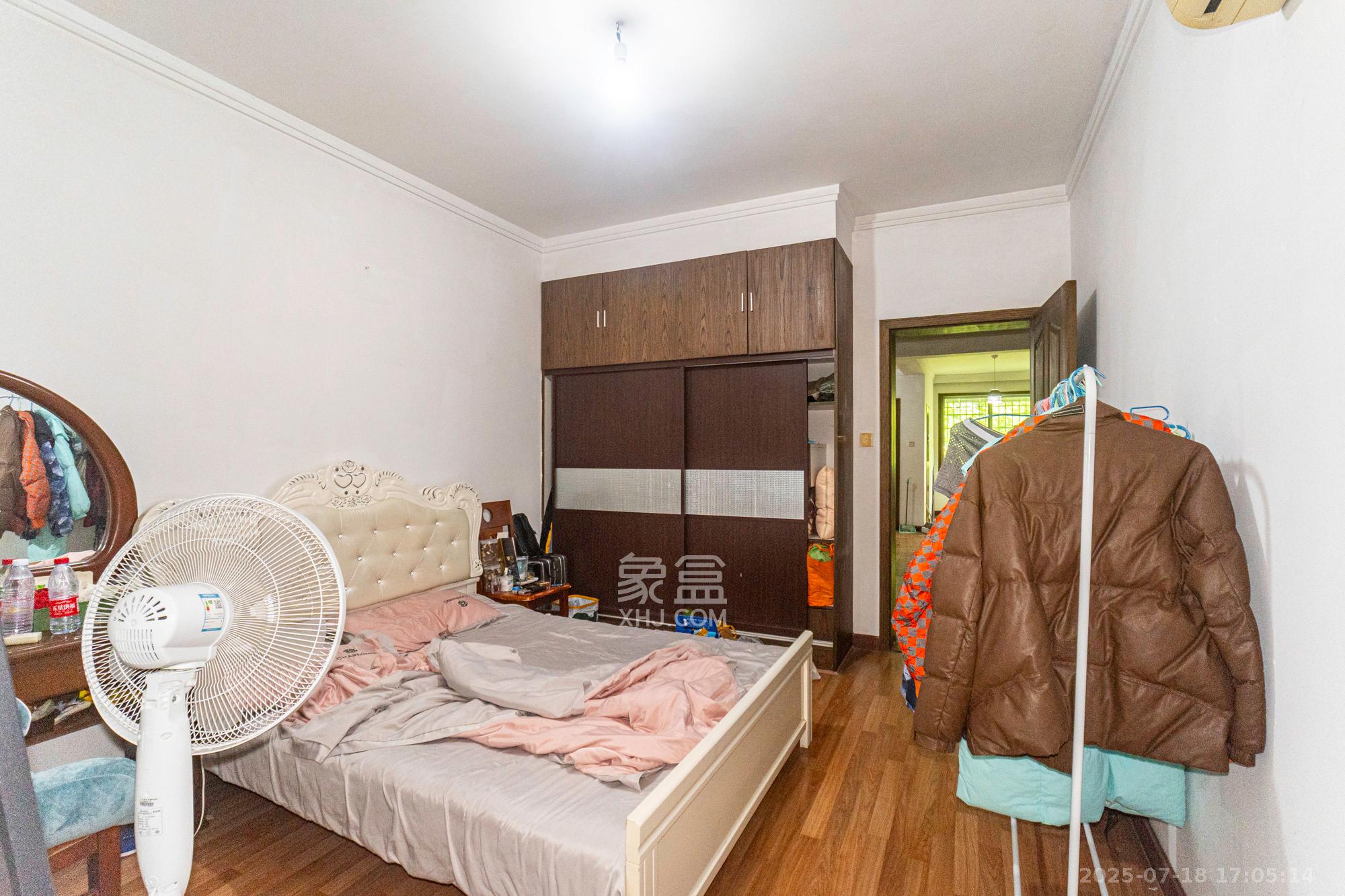 中南汽车世界 3室2厅1卫 34.8万 中南汽车世界 3室2厅1卫 34.8万卧室