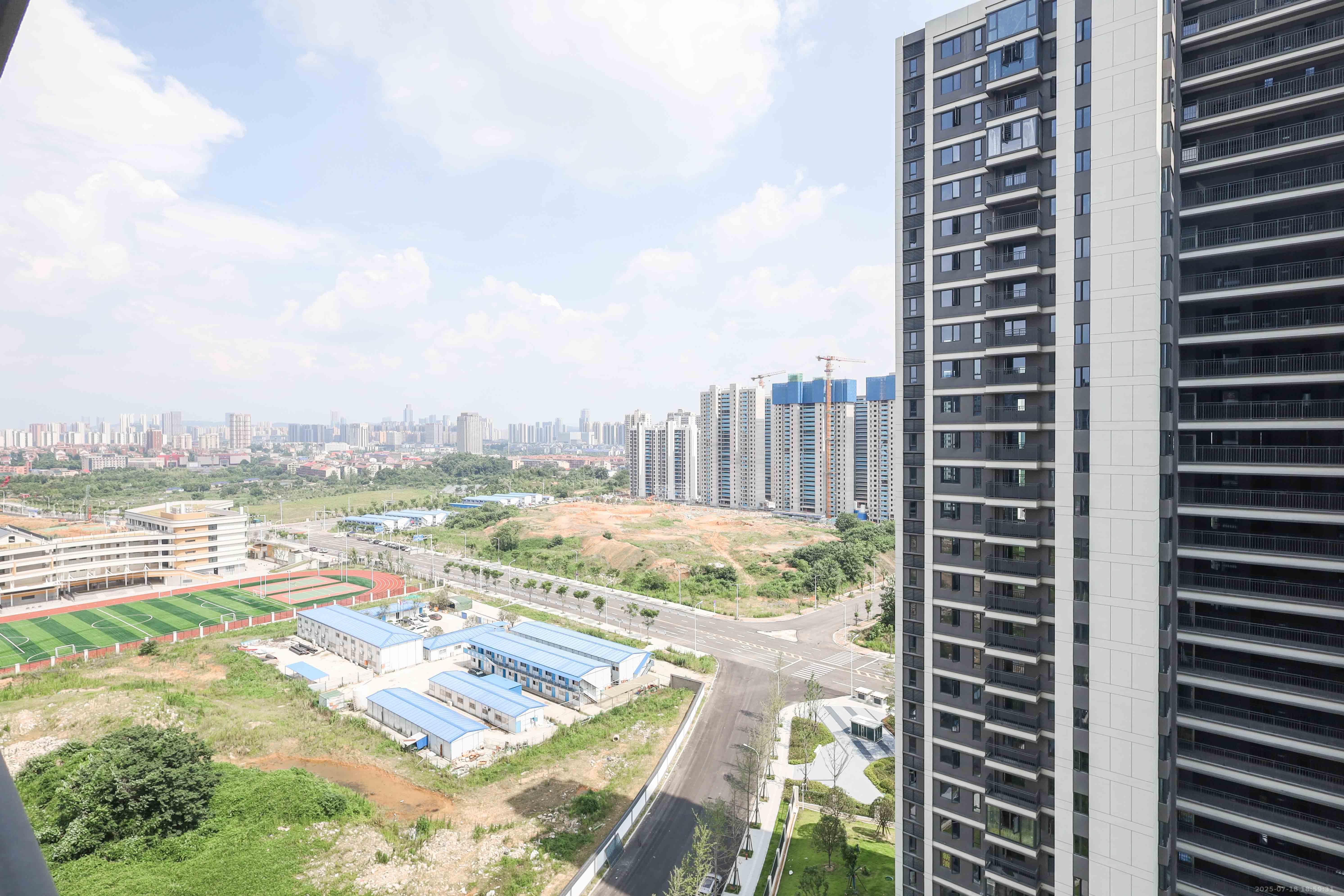 麓谷城市公园  4室2厅2卫   135.00万阳台