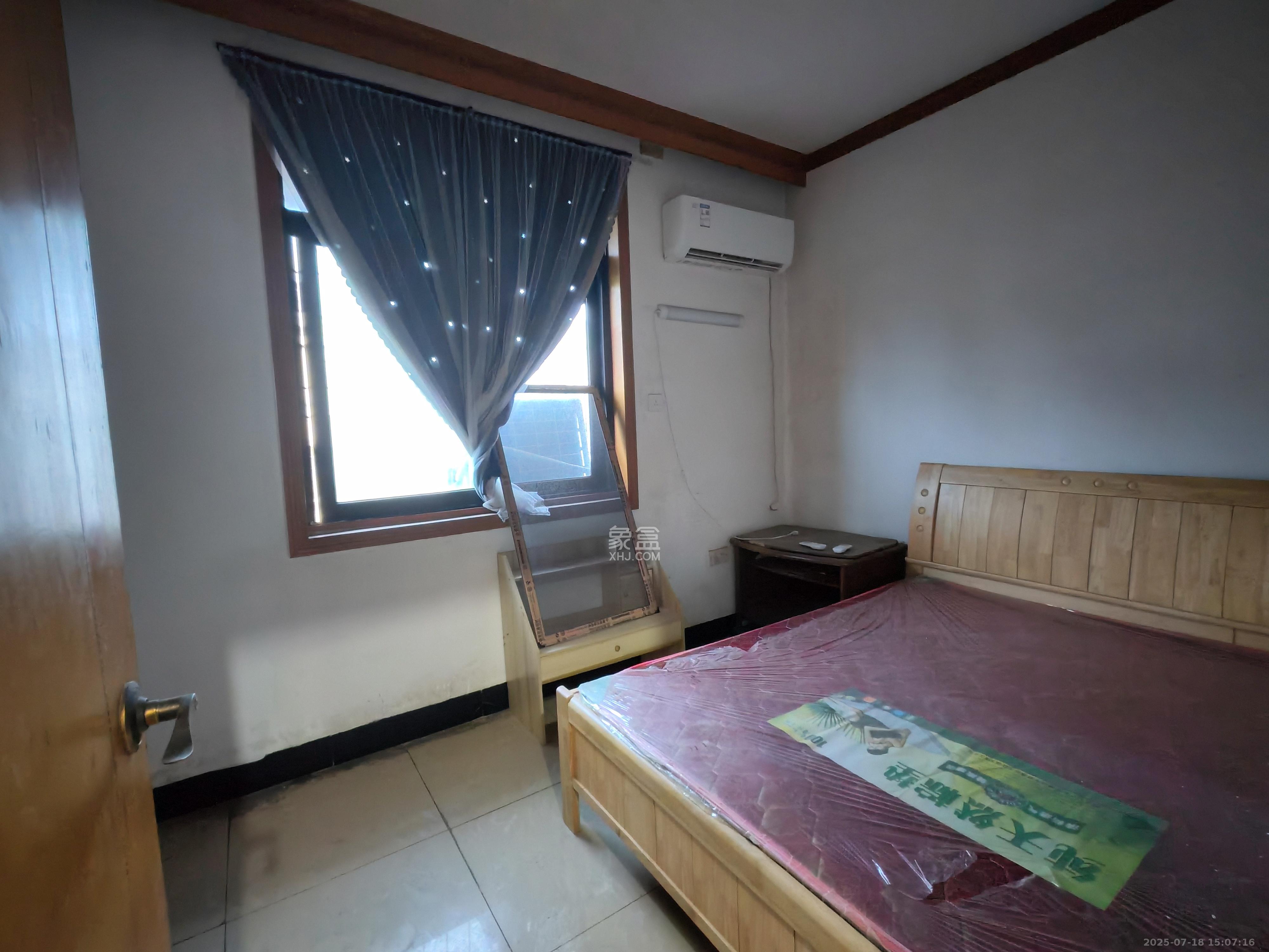 荷花园保险公司宿舍  4室2厅1卫    1800.0元/月 荷花园保险公司宿舍  4室2厅1卫    1800.0元/月室内图