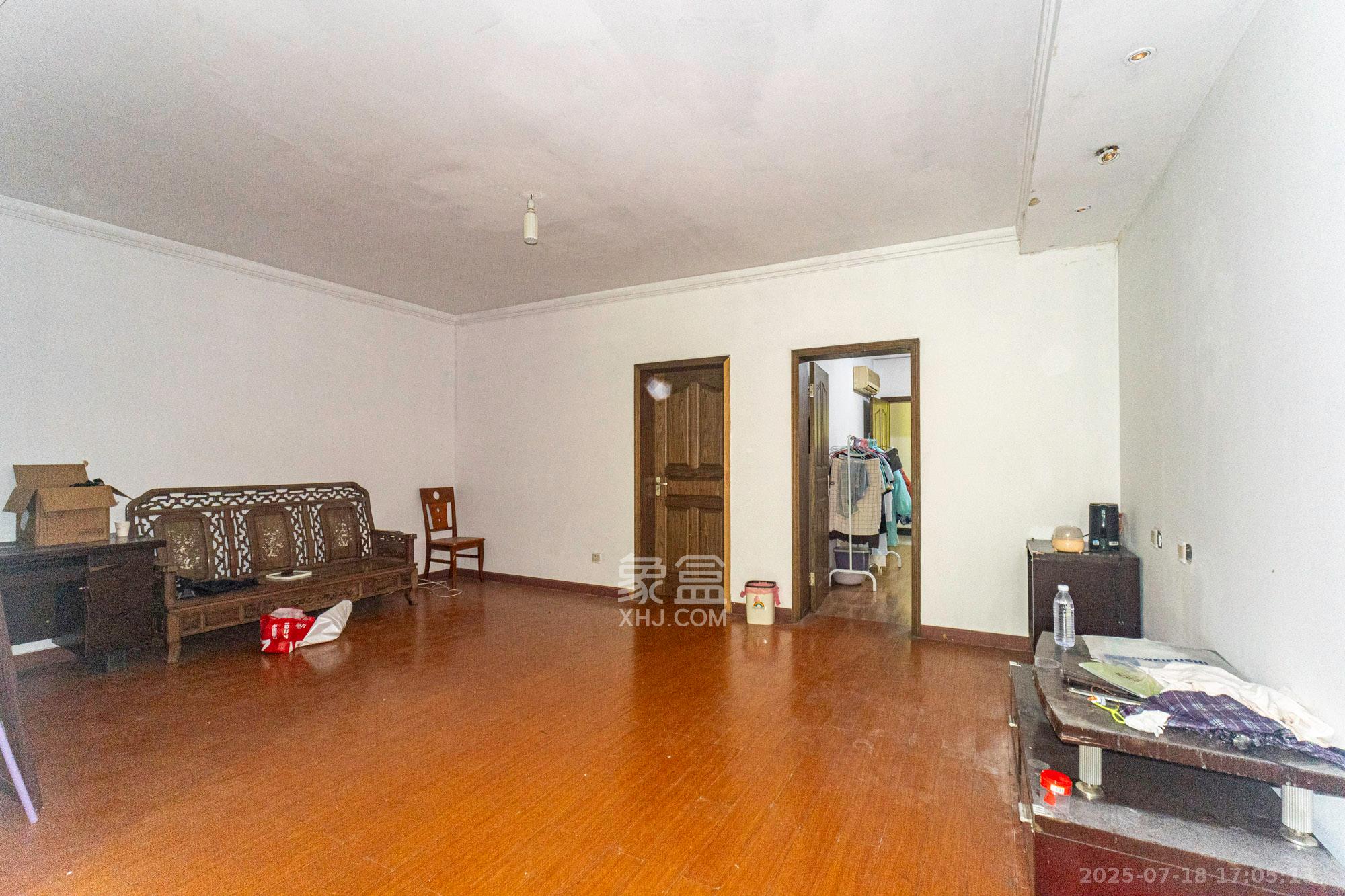 中南汽车世界 3室2厅1卫 34.8万 中南汽车世界 3室2厅1卫 34.8万客厅