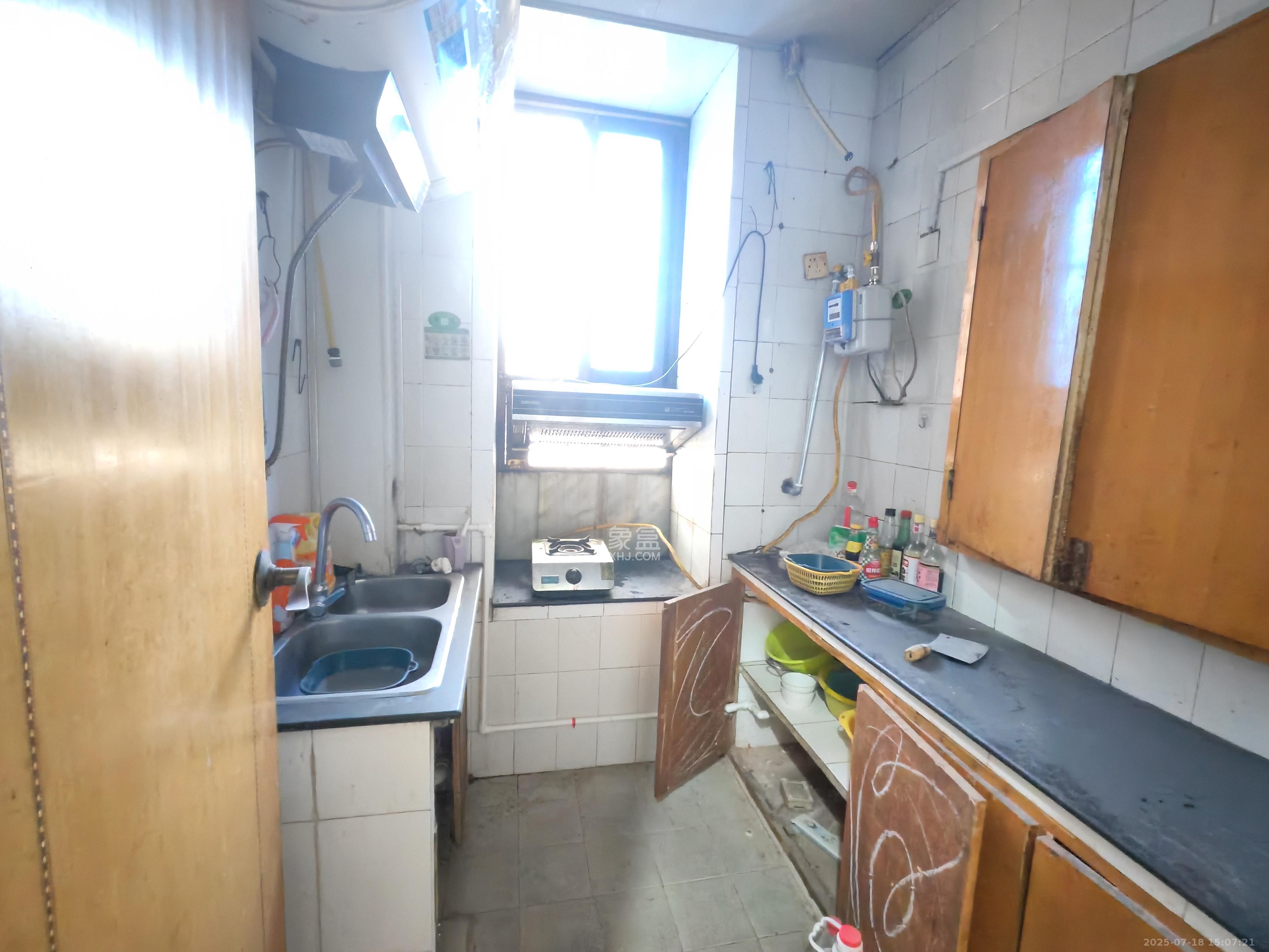 荷花园保险公司宿舍  4室2厅1卫    1800.0元/月 荷花园保险公司宿舍  4室2厅1卫    1800.0元/月室内图