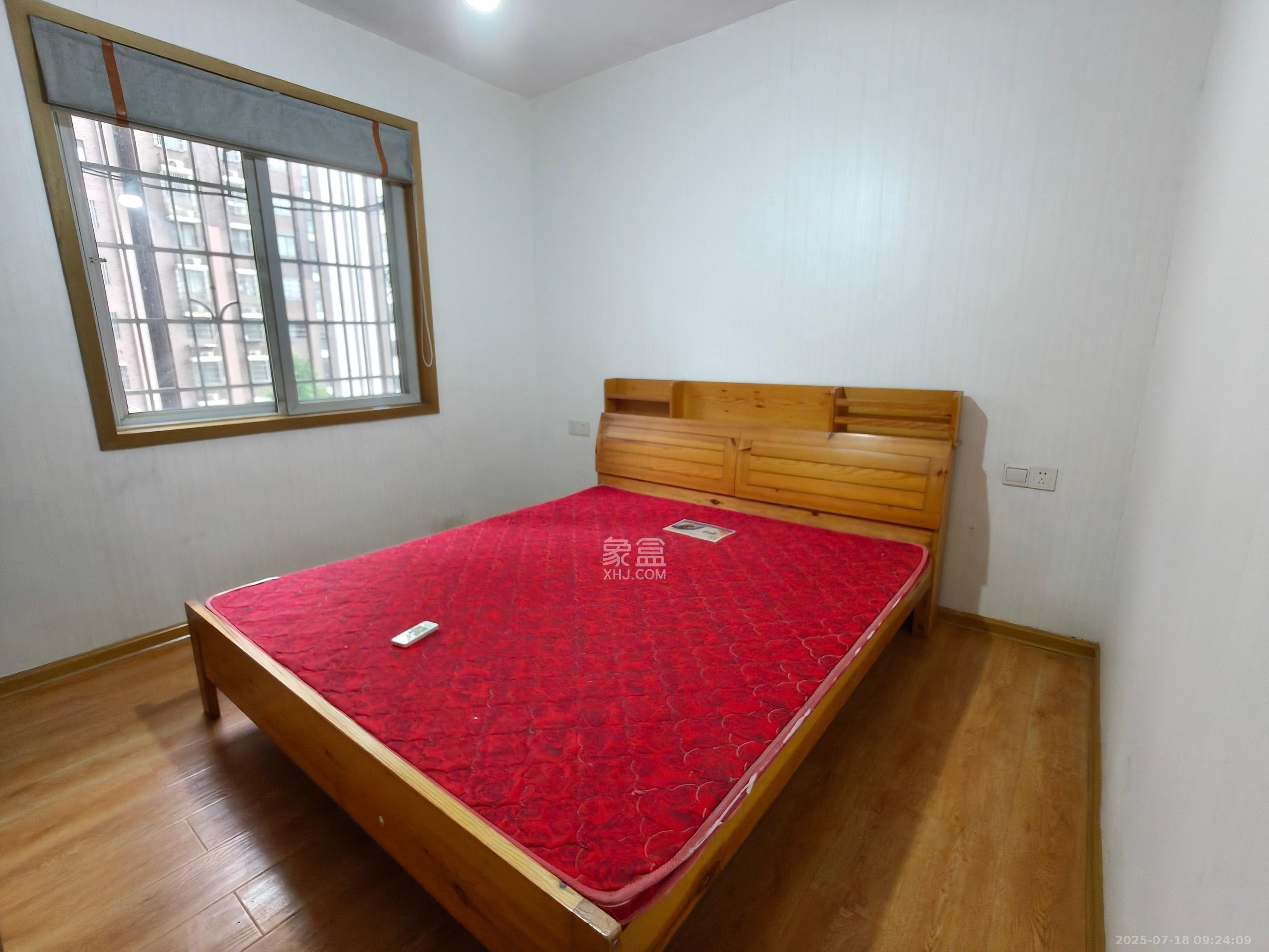 香槟小镇(香槟花苑) 3室2厅1卫 1800.0元/月 香槟小镇(香槟花苑) 3室2厅1卫 1800.0元/月室内图