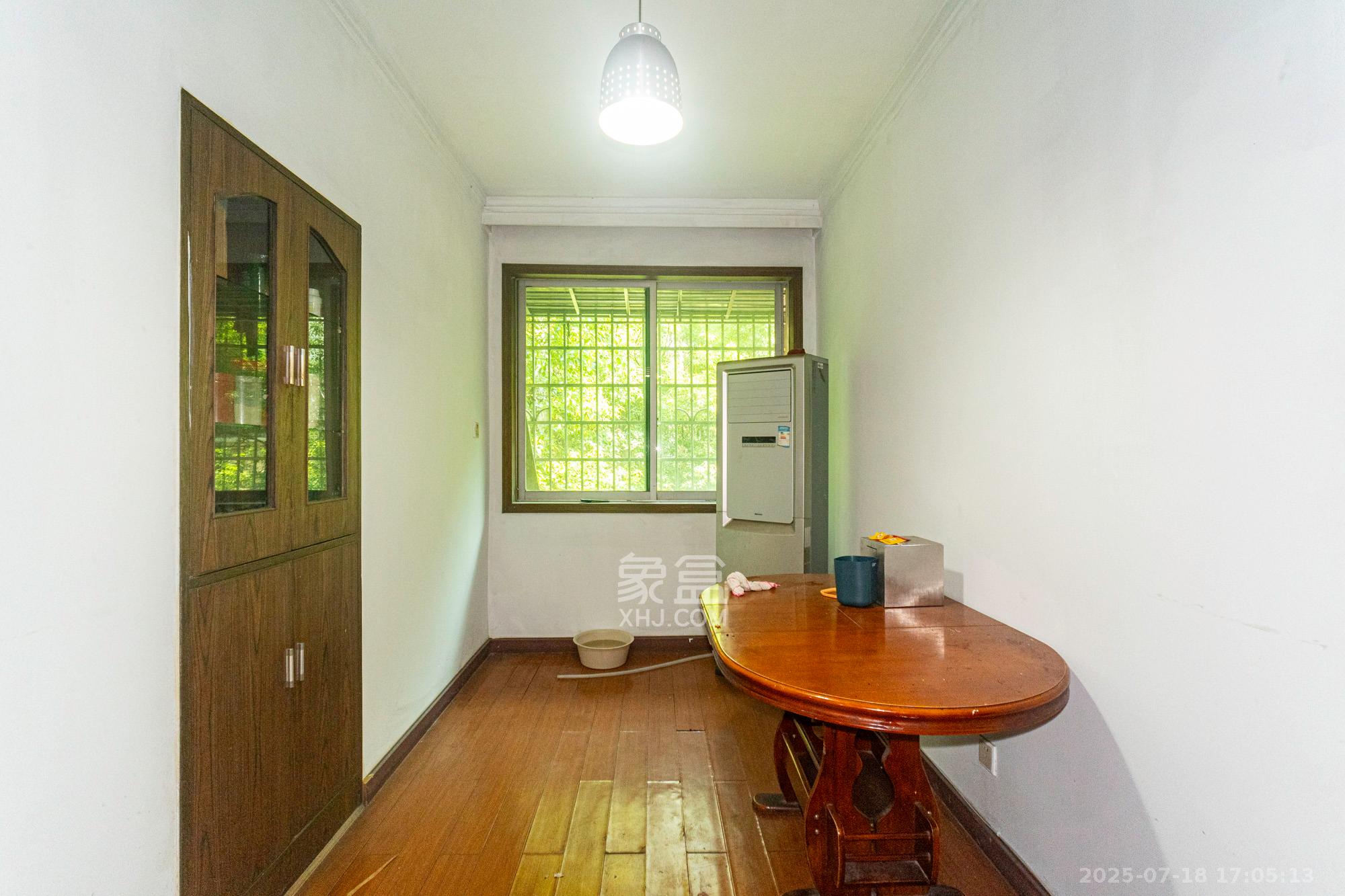 中南汽车世界 3室2厅1卫 34.8万 中南汽车世界 3室2厅1卫 34.8万客厅