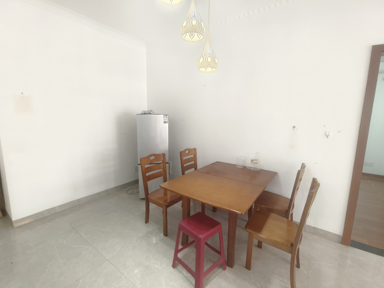 宝源花园  2室2厅1卫    2300.0元/月 宝源花园  2室2厅1卫    2300.0元/月室内图