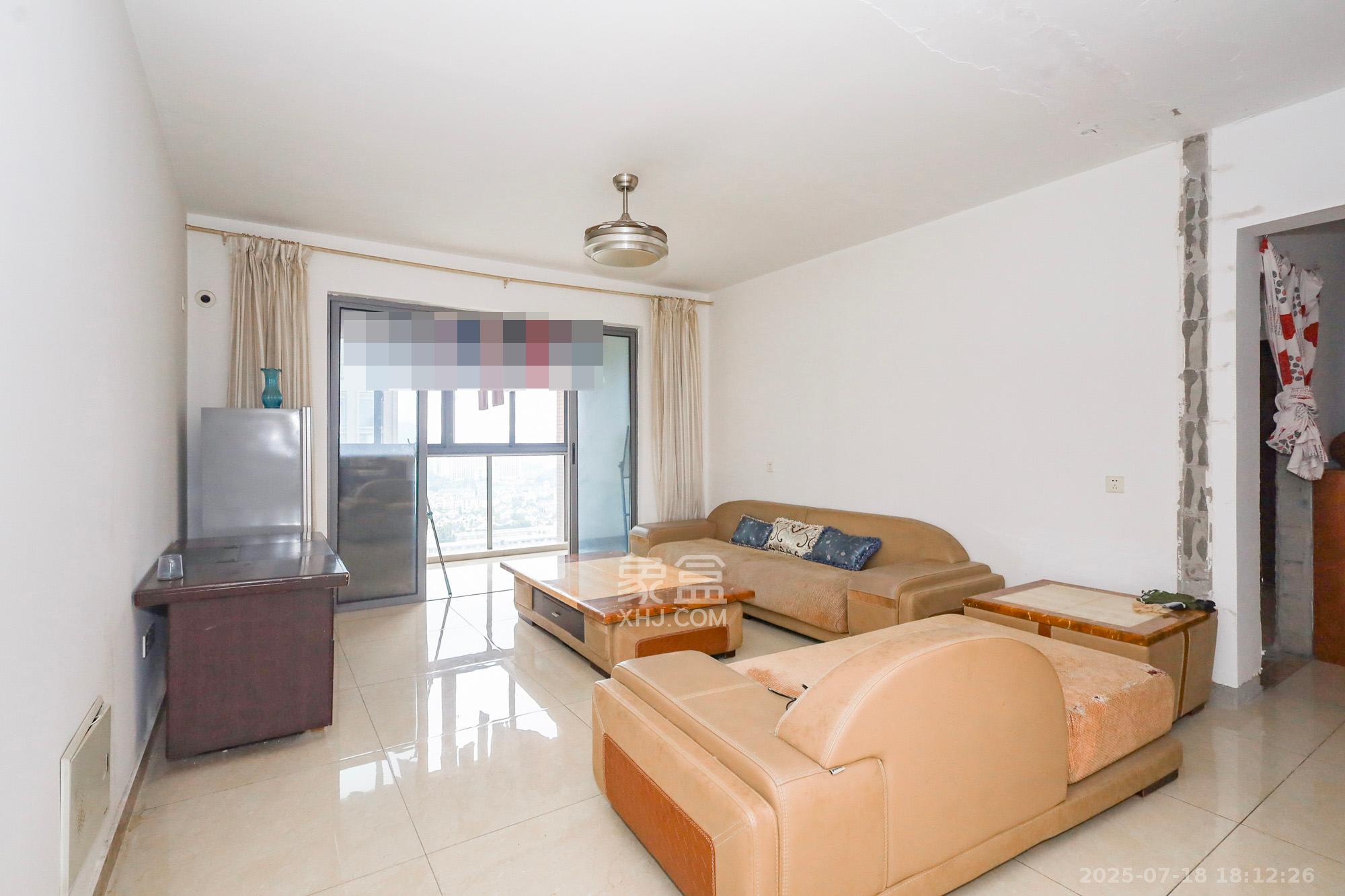 八方小区C区 4室2厅2卫 445.0万 八方小区C区 4室2厅2卫 445.0万客厅