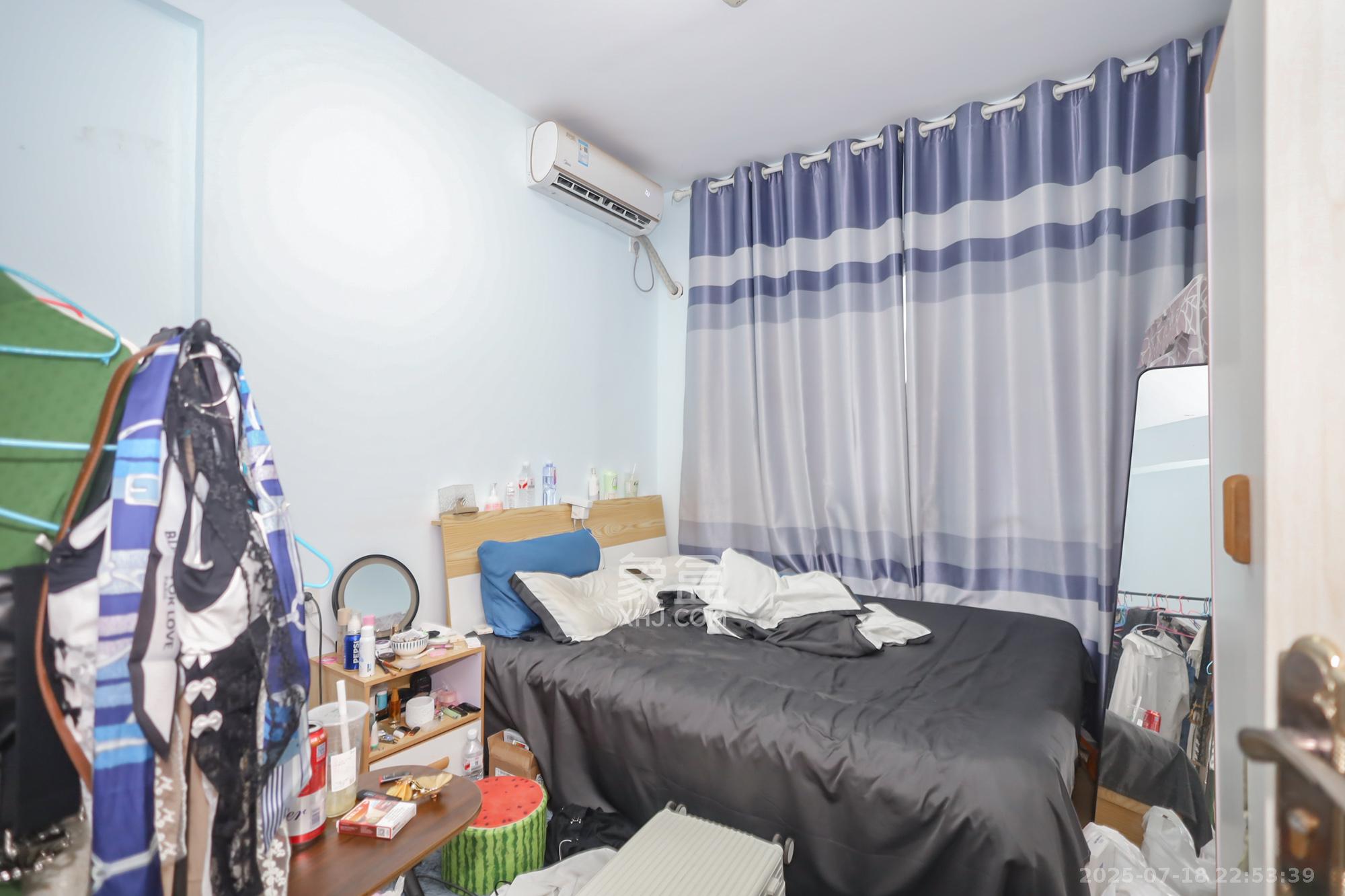保利天禧D区  4室2厅2卫   165.00万卧室