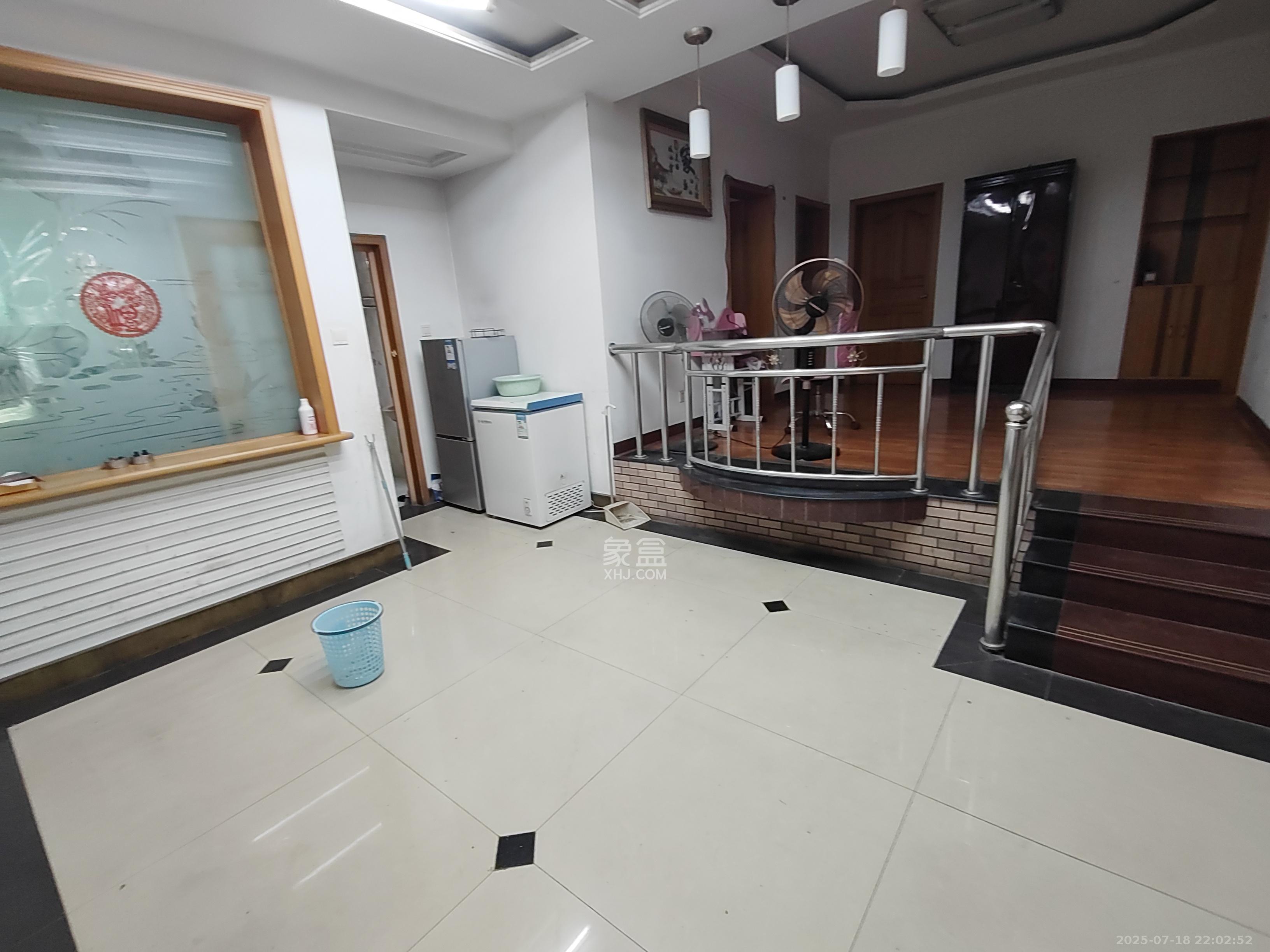 欣安小区  4室2厅2卫    1800.0元/月 欣安小区  4室2厅2卫    1800.0元/月室内图