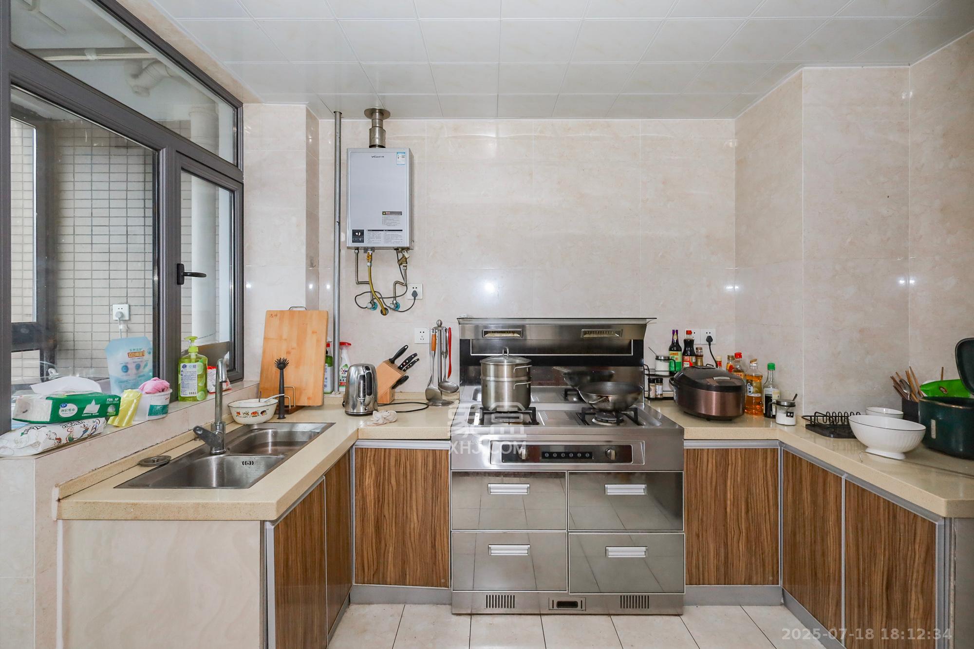 八方小区C区 4室2厅2卫 445.0万 八方小区C区 4室2厅2卫 445.0万厨房