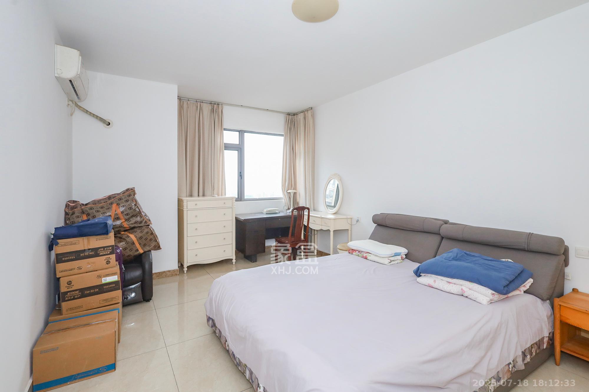 八方小区C区  4室2厅2卫    445.0万卧室