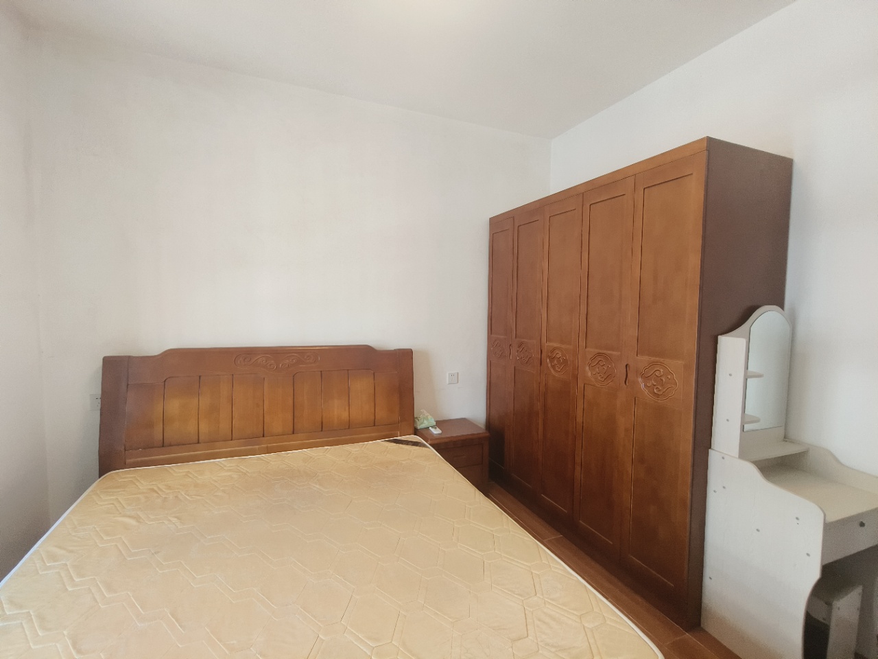 宝源花园  2室2厅1卫    2300.0元/月 宝源花园  2室2厅1卫    2300.0元/月室内图