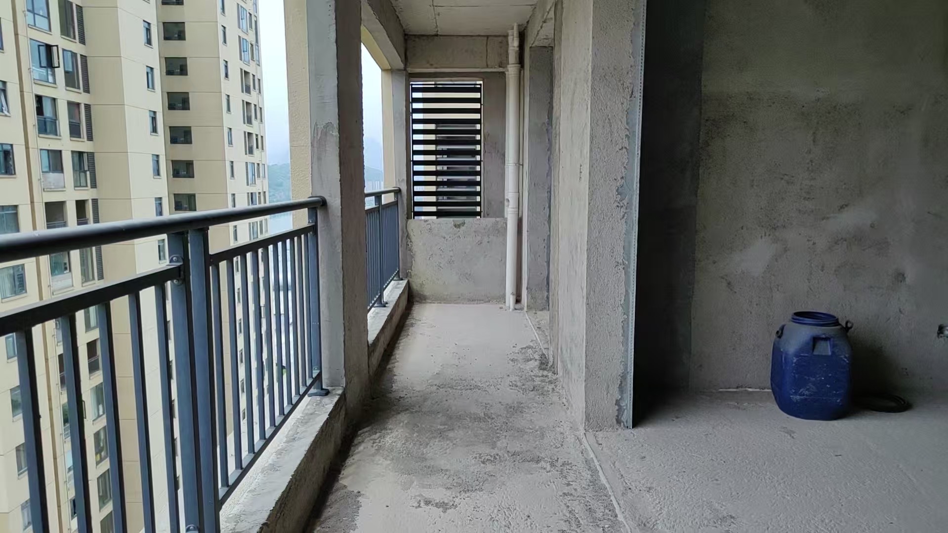 丽景天下二期  3室2厅2卫   69.80万客厅