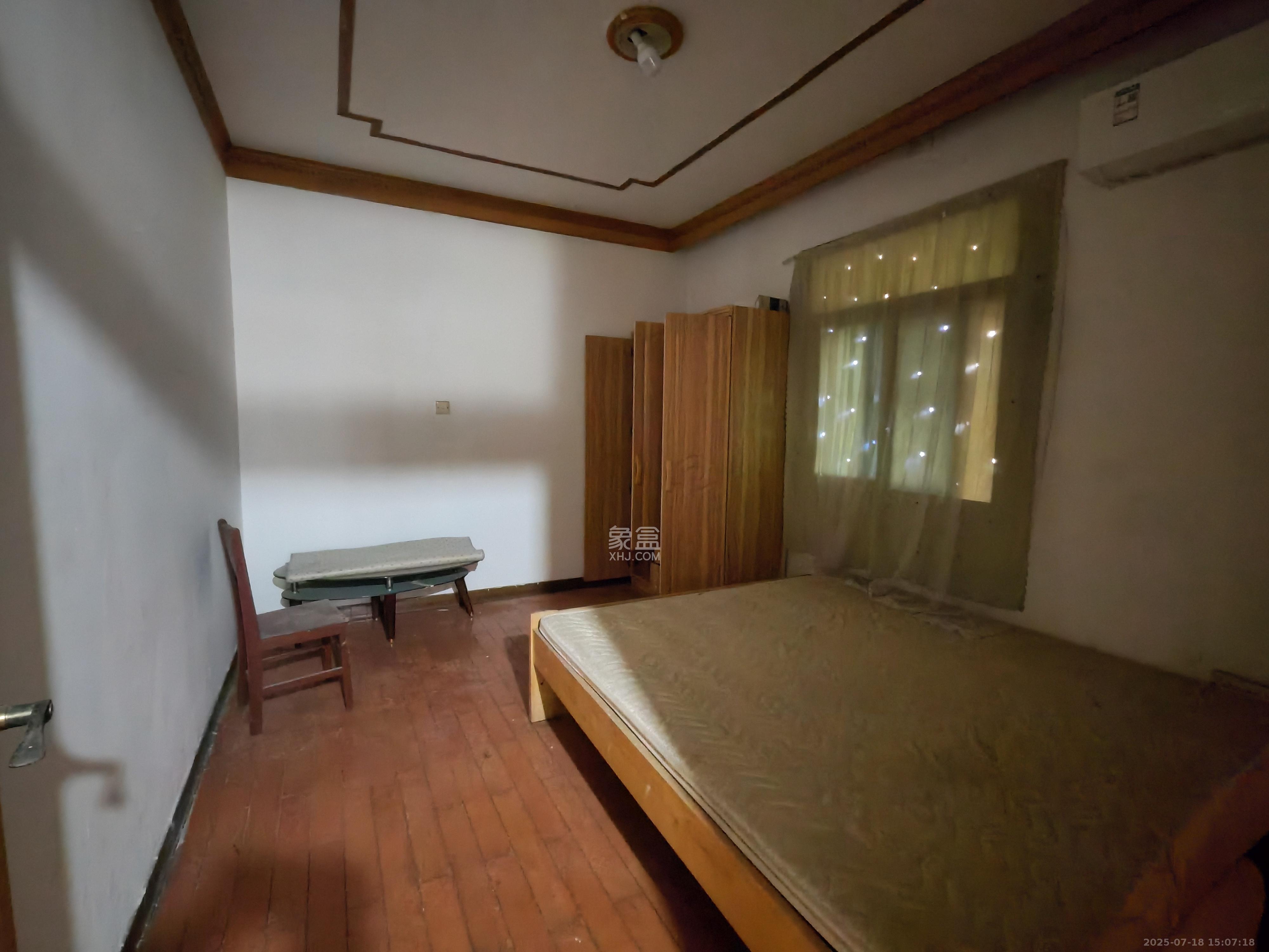 荷花园保险公司宿舍  4室2厅1卫    1800.0元/月 荷花园保险公司宿舍  4室2厅1卫    1800.0元/月室内图