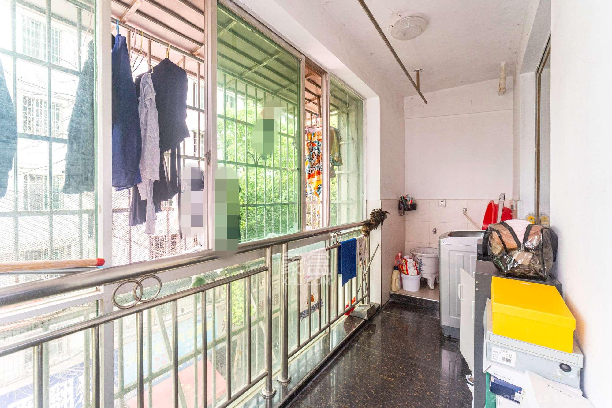 中南汽车世界  3室2厅1卫    49.8万 中南汽车世界  3室2厅1卫    49.8万阳台