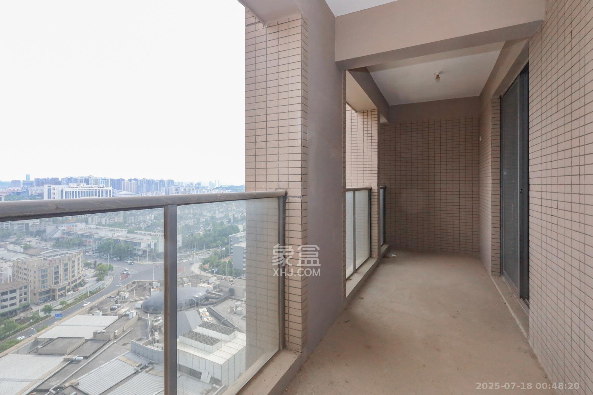 八方小区C区  4室2厅2卫   470.00万阳台