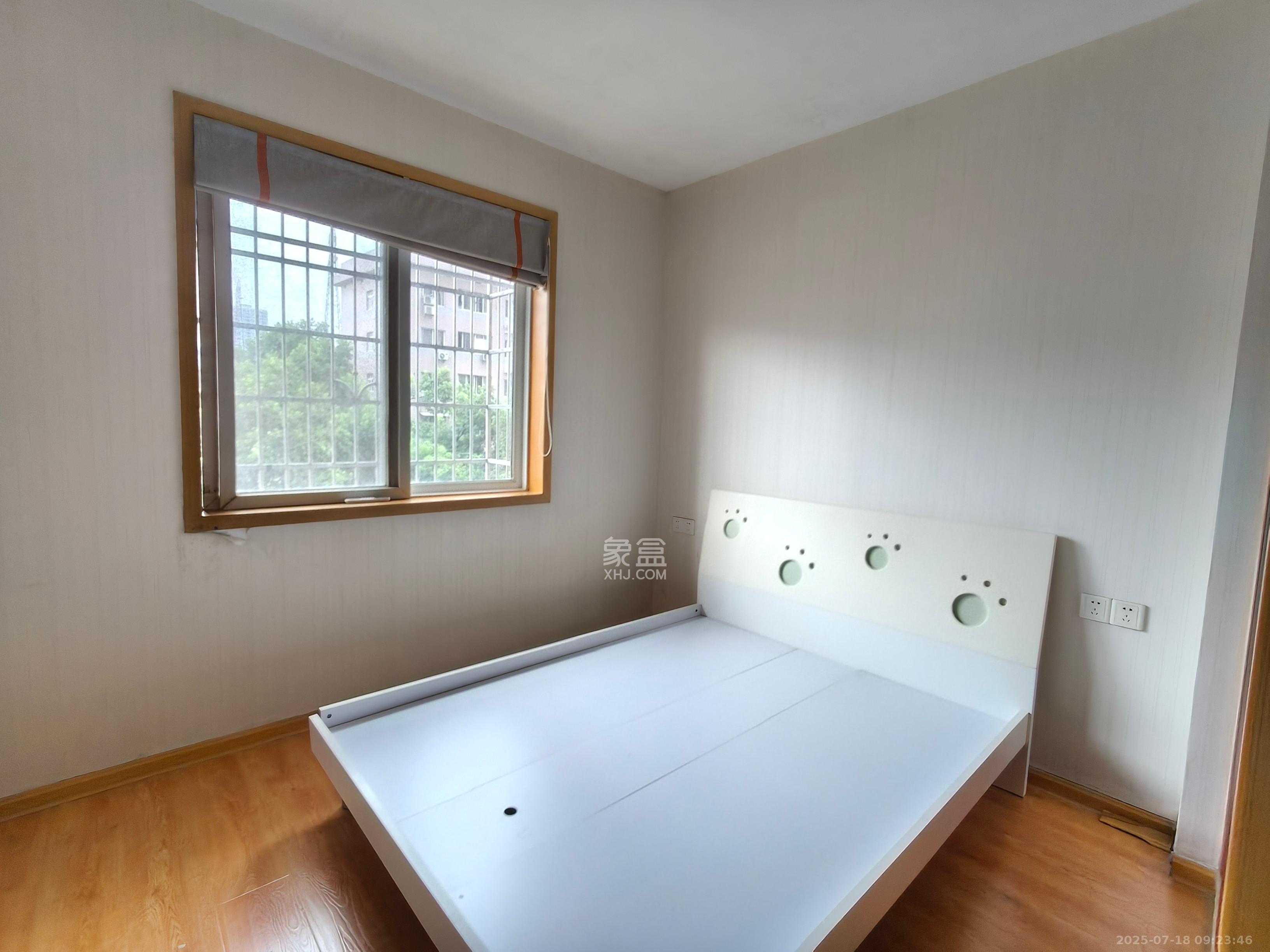 香槟小镇(香槟花苑) 3室2厅1卫 1800.0元/月 香槟小镇(香槟花苑) 3室2厅1卫 1800.0元/月室内图