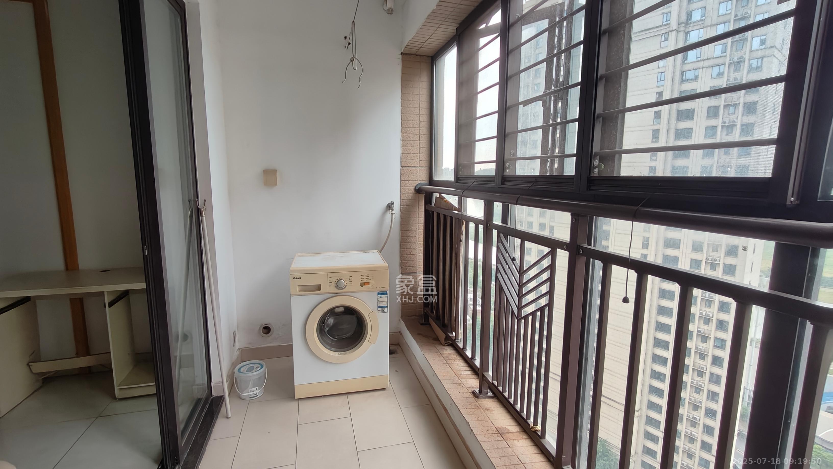 中海国际三期 3室2厅2卫 2100.0元/月 中海国际三期 3室2厅2卫 2100.0元/月室内图