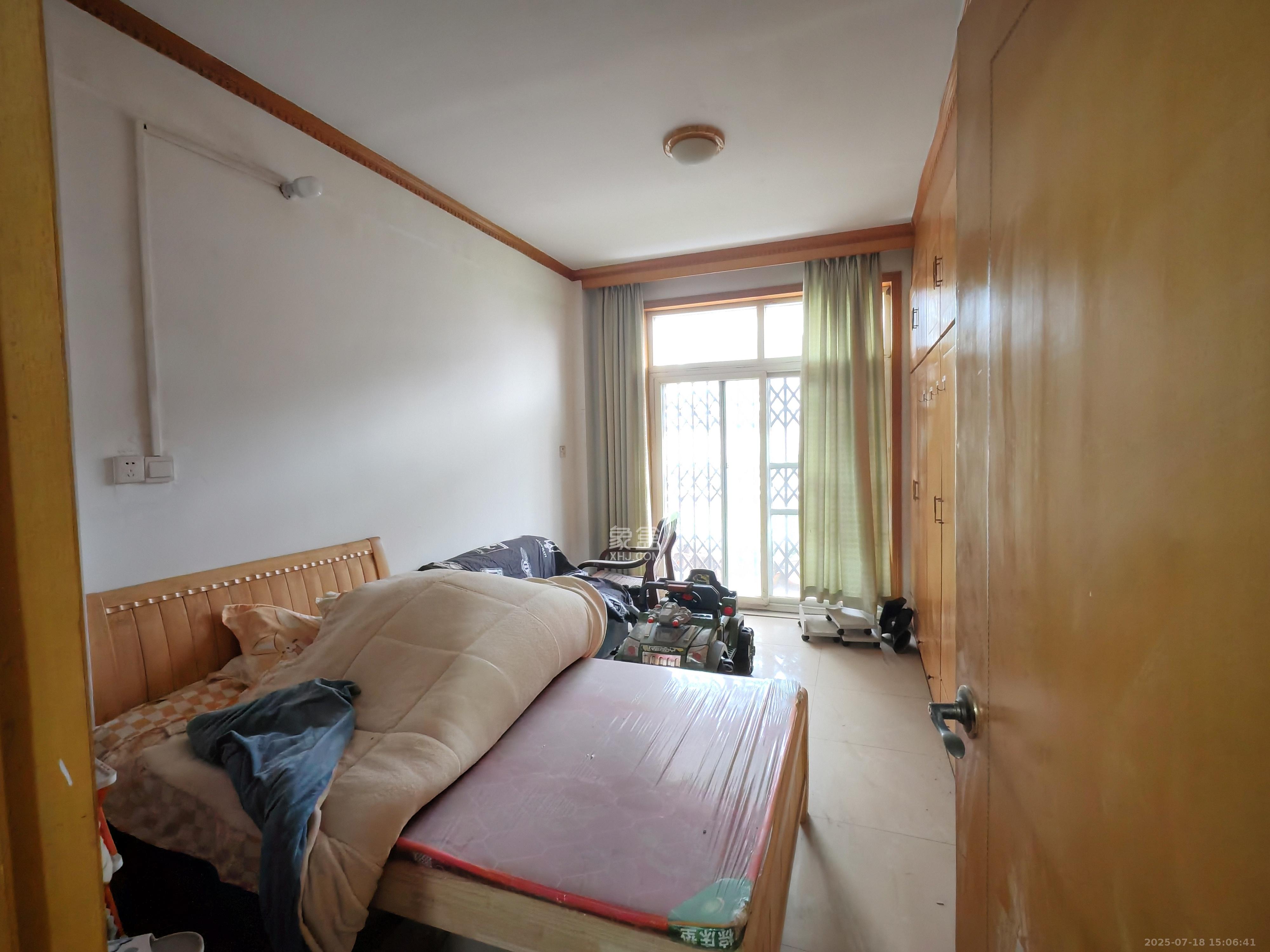 荷花园保险公司宿舍  4室2厅1卫    1800.0元/月 荷花园保险公司宿舍  4室2厅1卫    1800.0元/月室内图