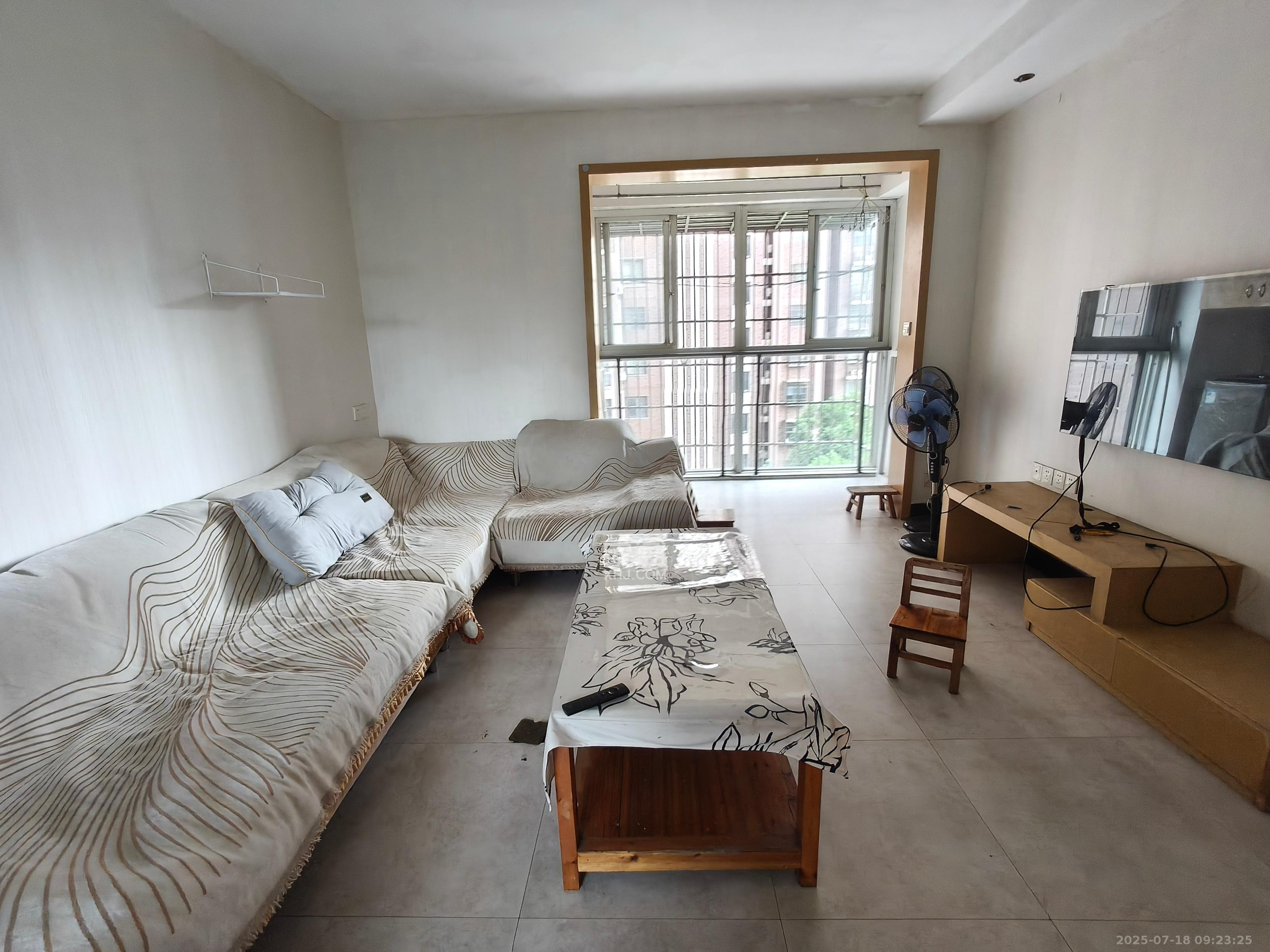 香槟小镇(香槟花苑) 3室2厅1卫 1800.0元/月 香槟小镇(香槟花苑) 3室2厅1卫 1800.0元/月室内图