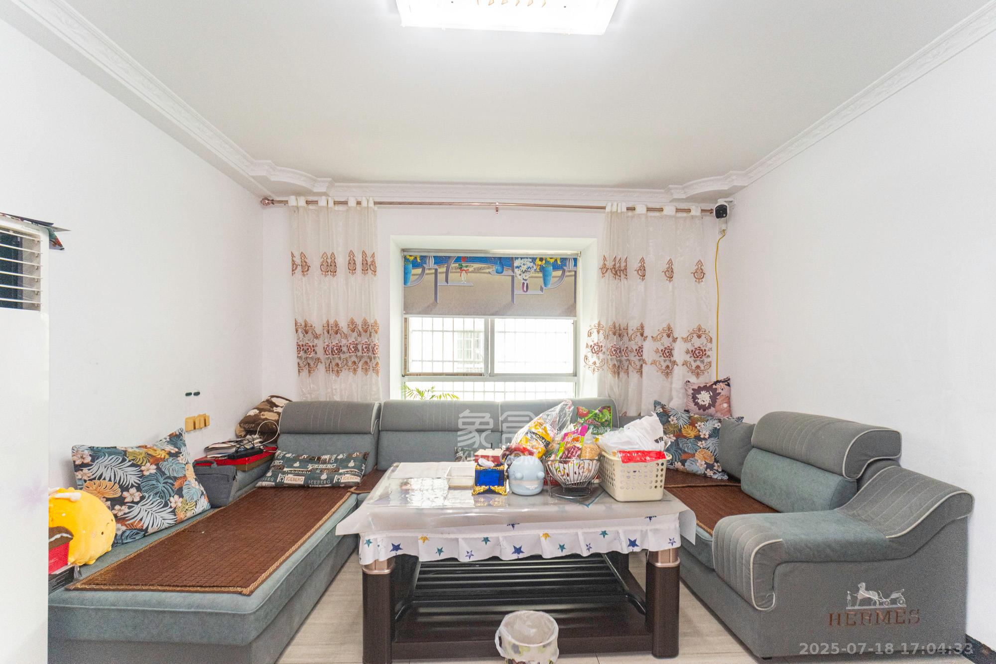 中南汽车世界  3室2厅1卫    49.8万 中南汽车世界  3室2厅1卫    49.8万客厅