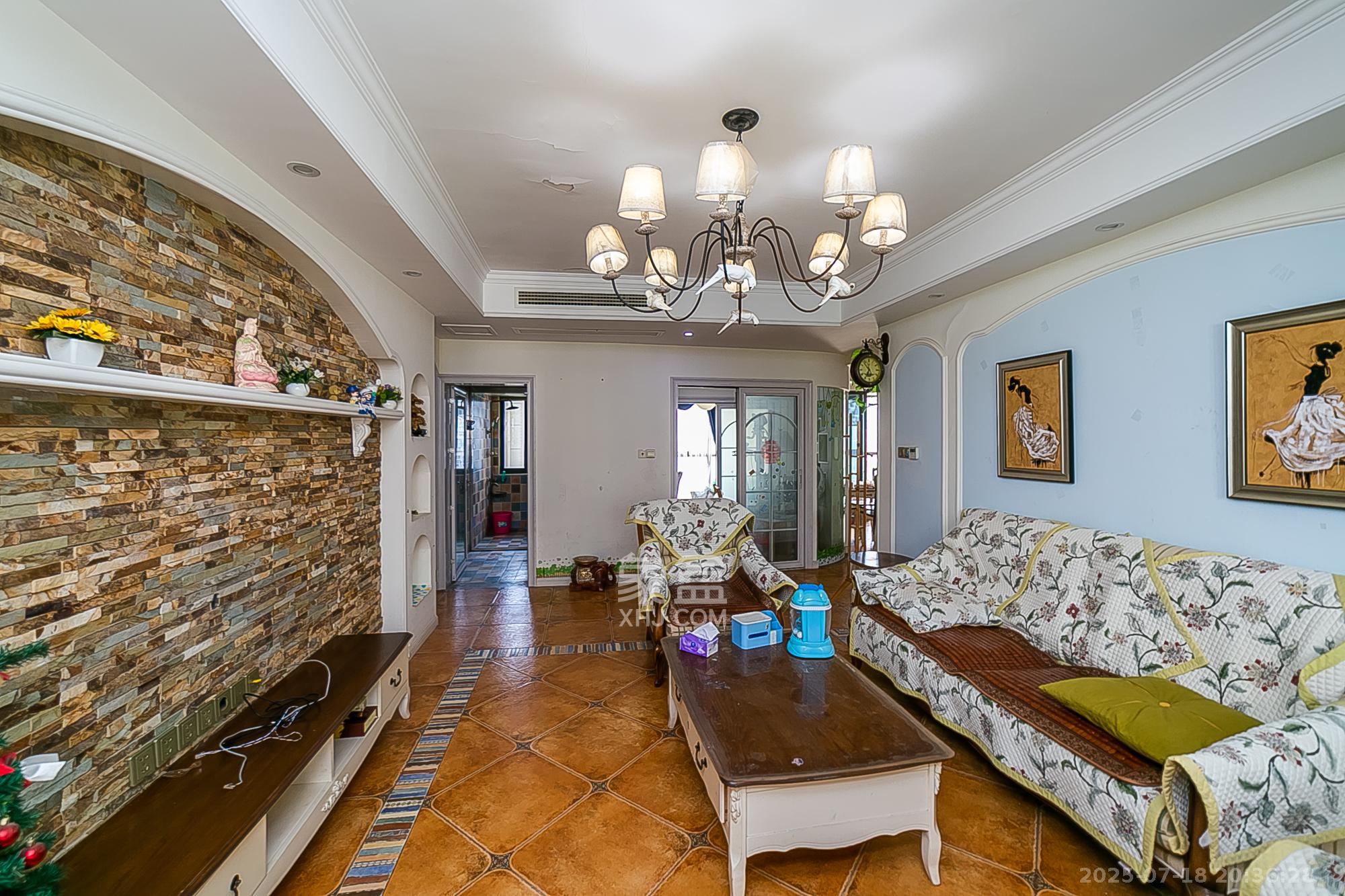 通用时代国际社区  3室2厅2卫    158.0万客厅