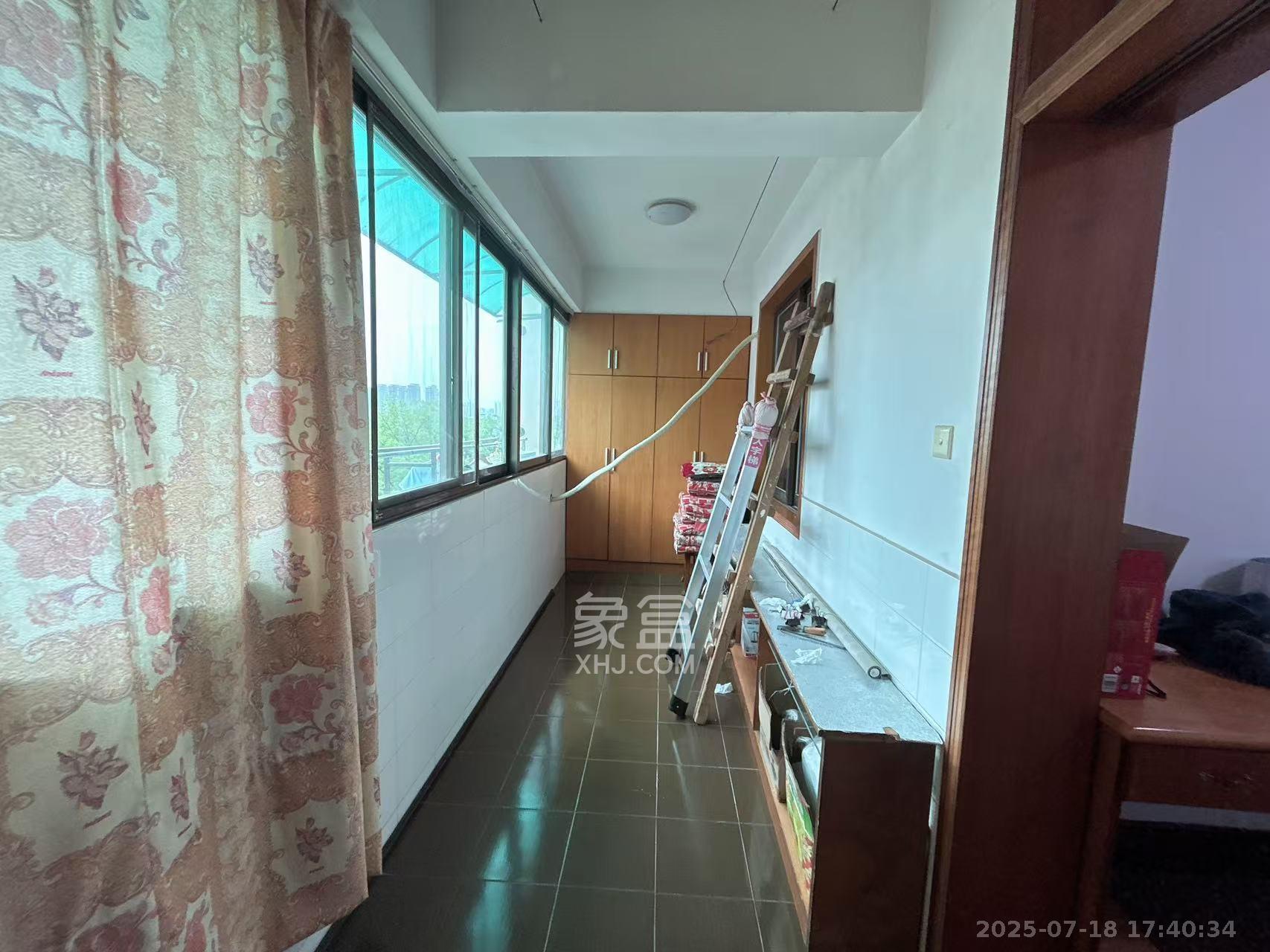 湖南生物机电职业技术学院教职宿舍 3室2厅2卫 2200.00元/月 湖南生物机电职业技术学院教职宿舍 3室2厅2卫 2200.00元/月室内图