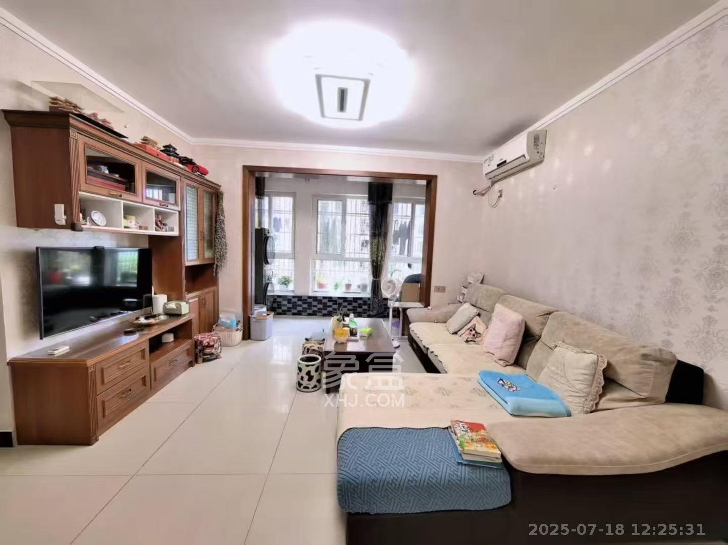 恒大翡翠华庭  1室2厅2卫    2200.0元/月