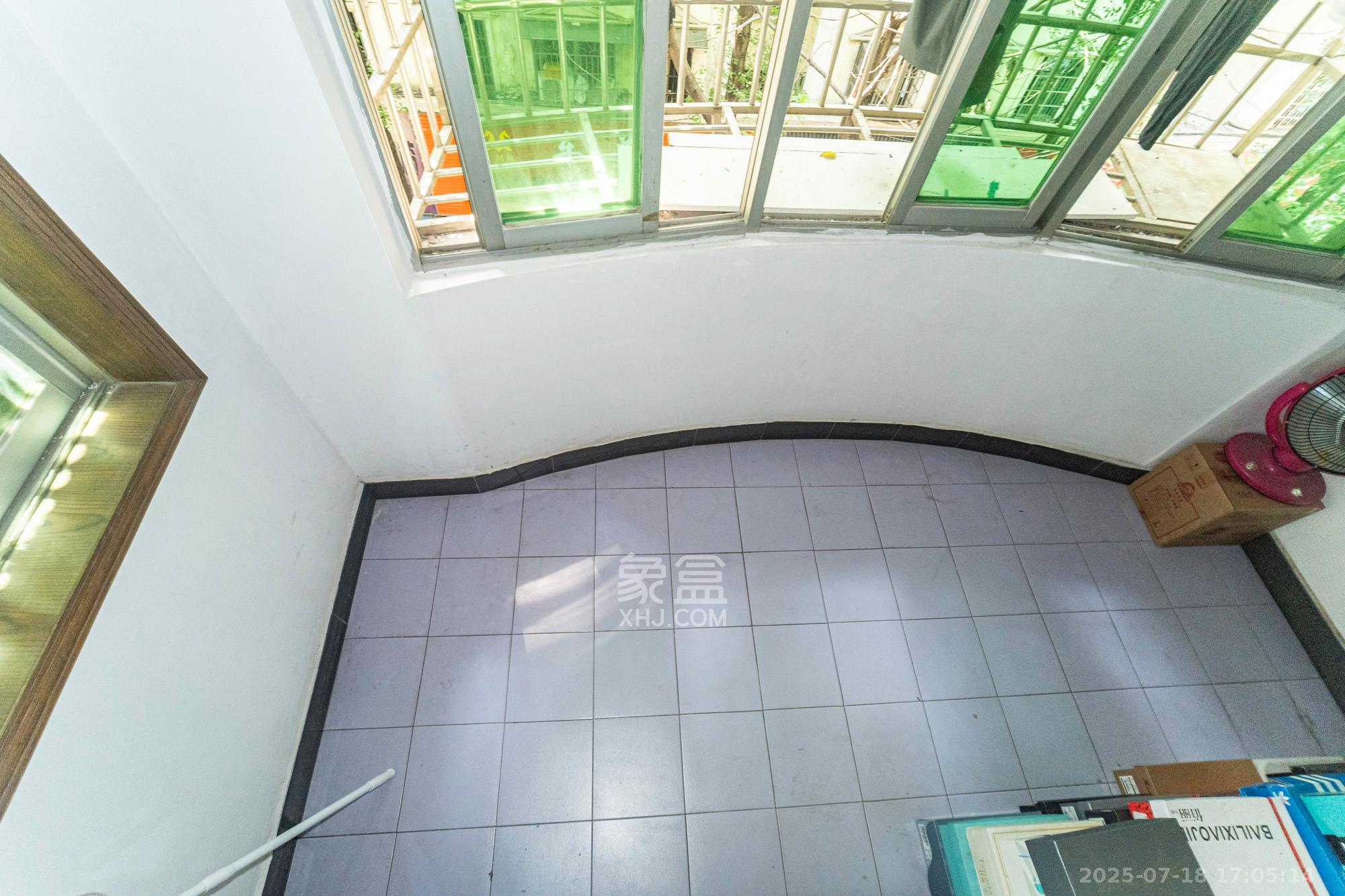 中南汽车世界 3室2厅1卫 34.8万 中南汽车世界 3室2厅1卫 34.8万阳台