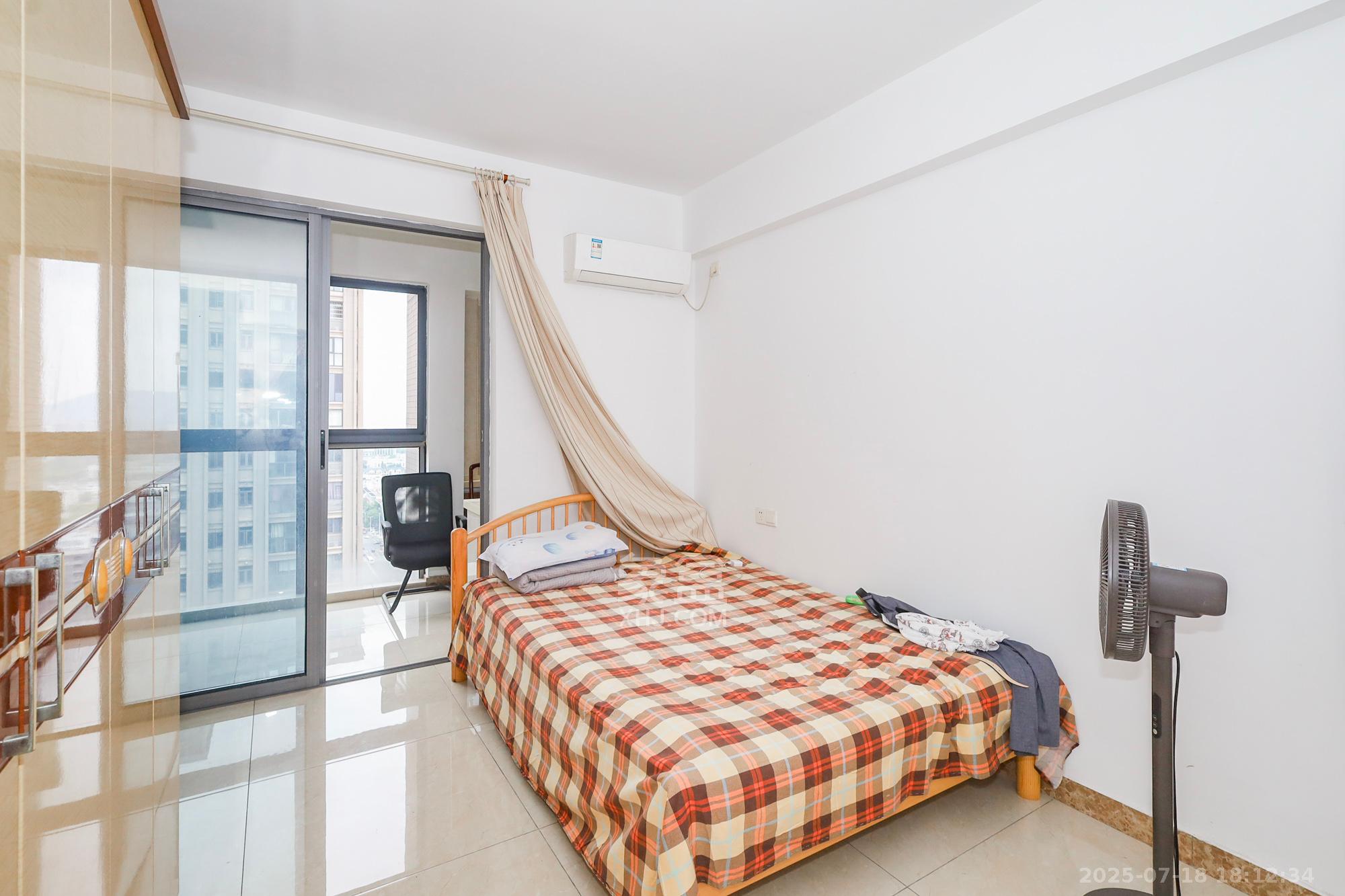 八方小区C区  4室2厅2卫    445.0万卧室