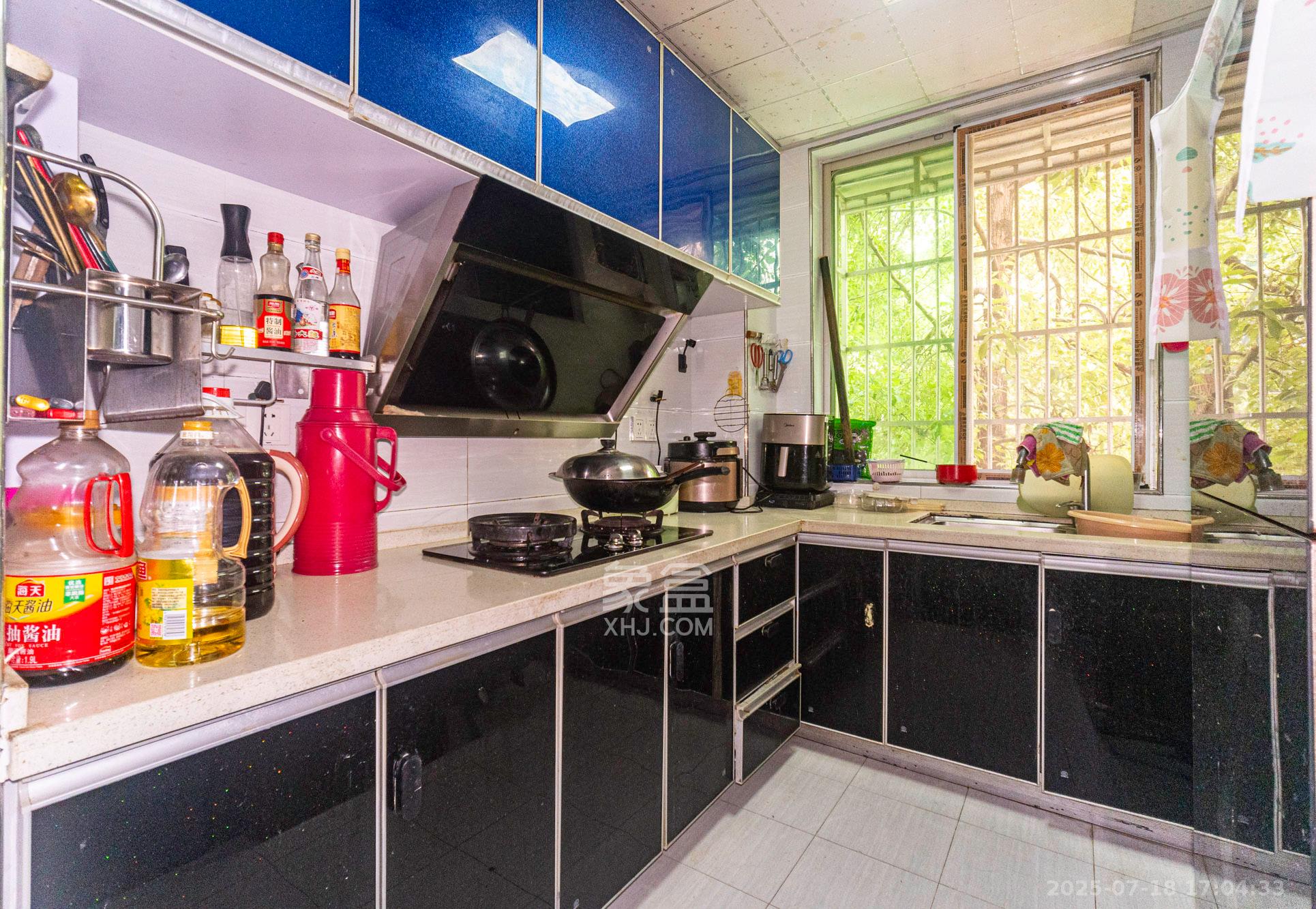 中南汽车世界  3室2厅1卫    49.8万 中南汽车世界  3室2厅1卫    49.8万厨房