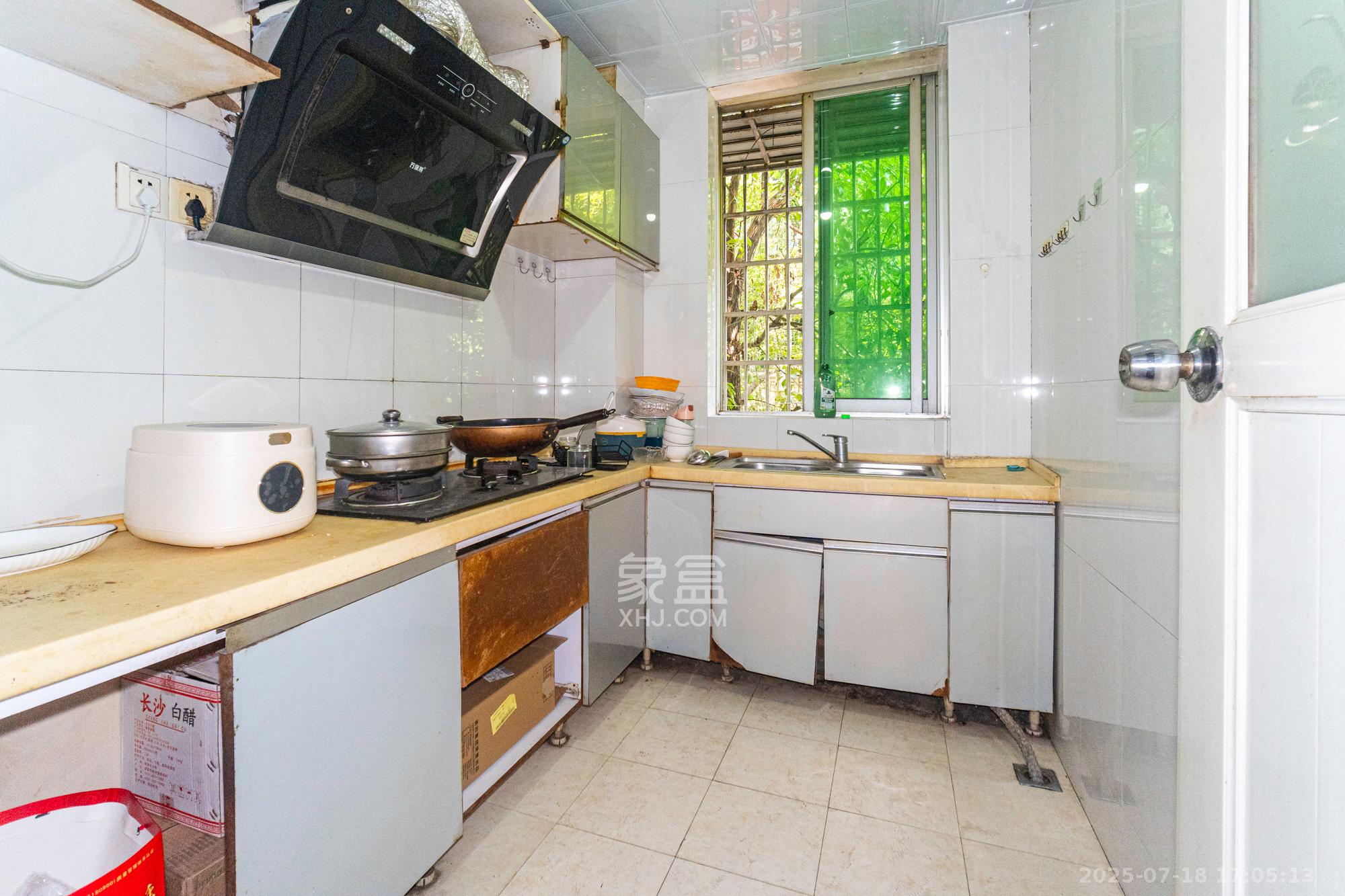 中南汽车世界 3室2厅1卫 34.8万 中南汽车世界 3室2厅1卫 34.8万厨房