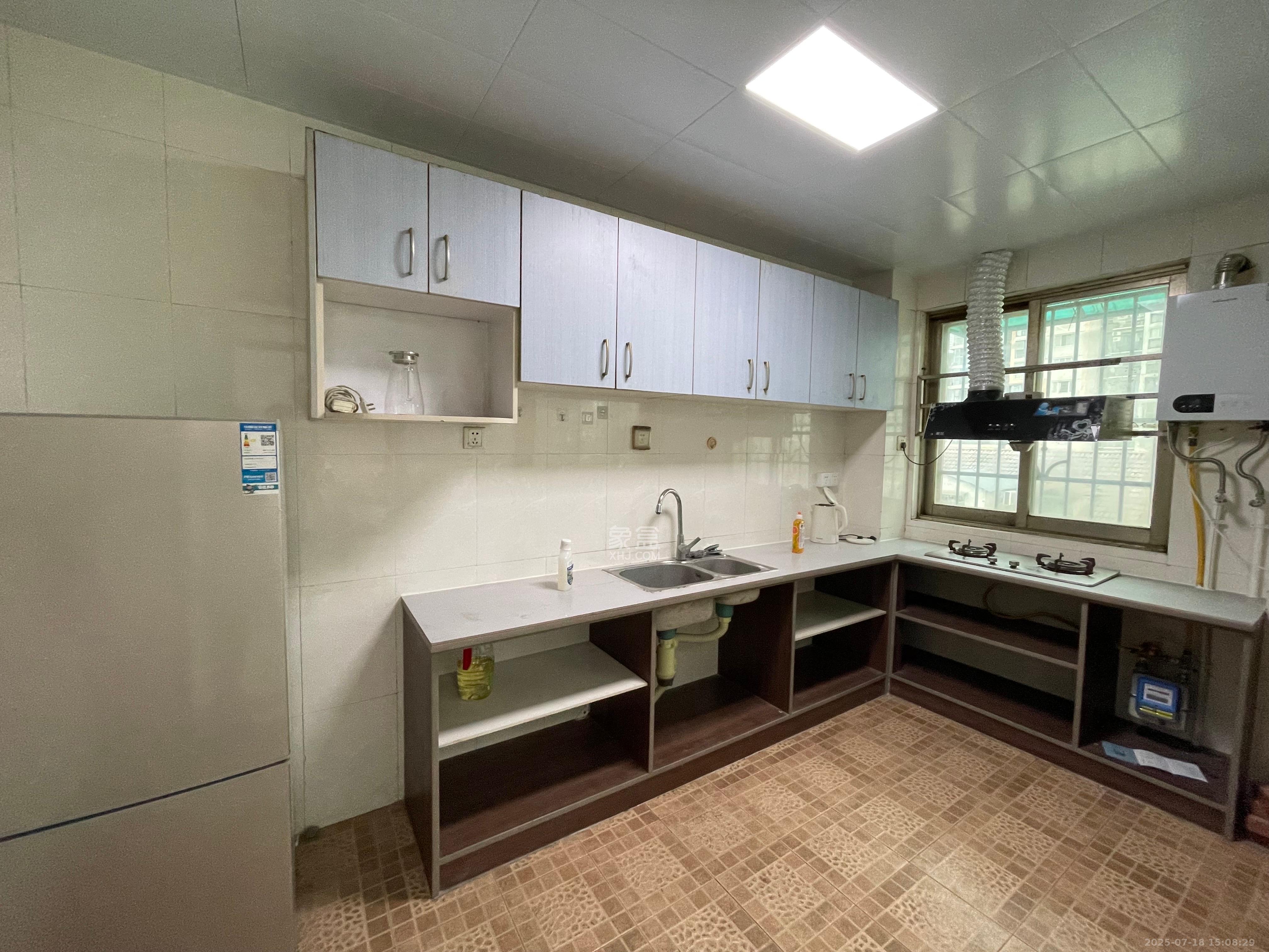 扬帆小区  3室2厅2卫    2100.0元/月 扬帆小区  3室2厅2卫    2100.0元/月室内图