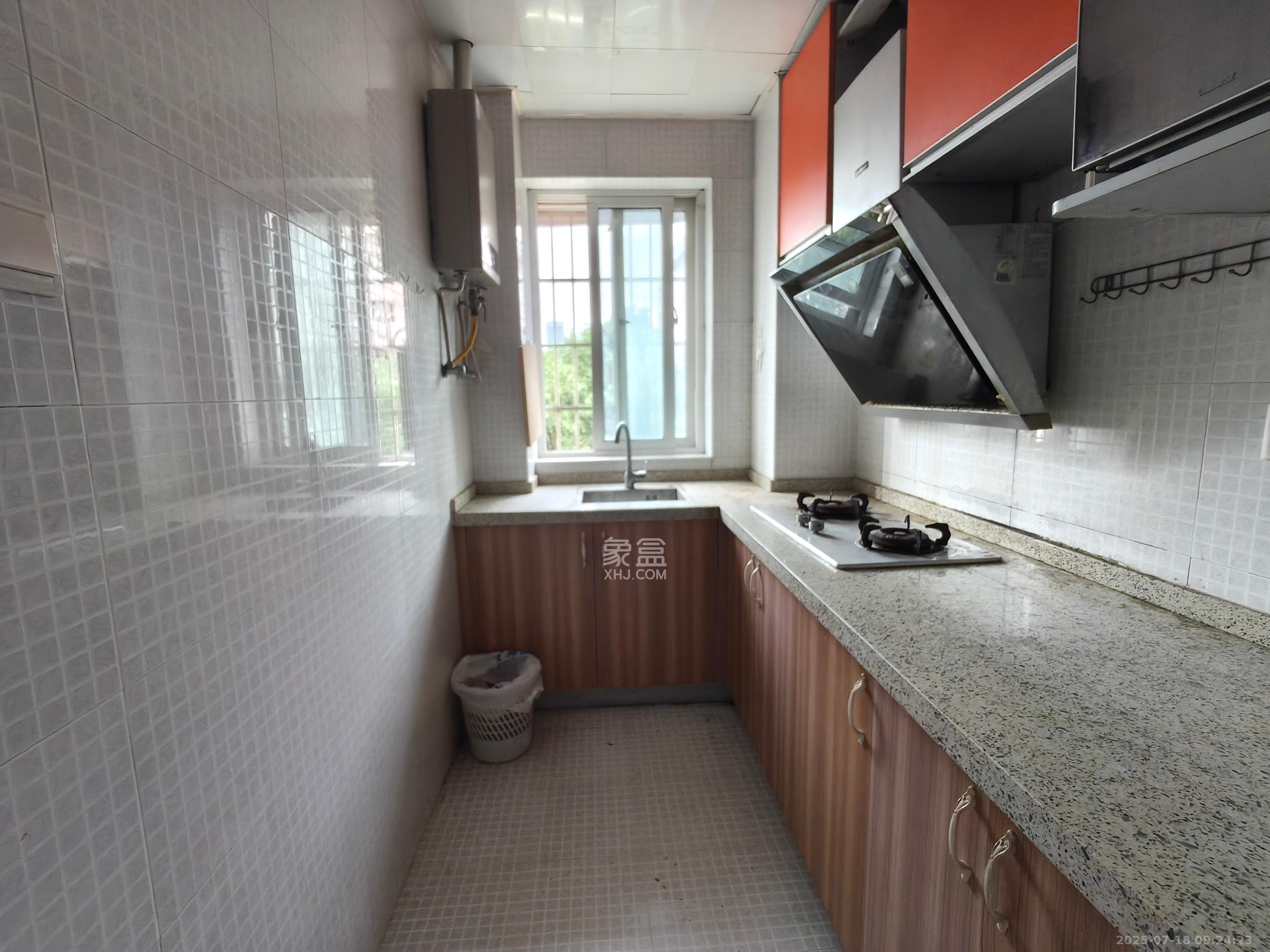 香槟小镇(香槟花苑) 3室2厅1卫 1800.0元/月 香槟小镇(香槟花苑) 3室2厅1卫 1800.0元/月室内图