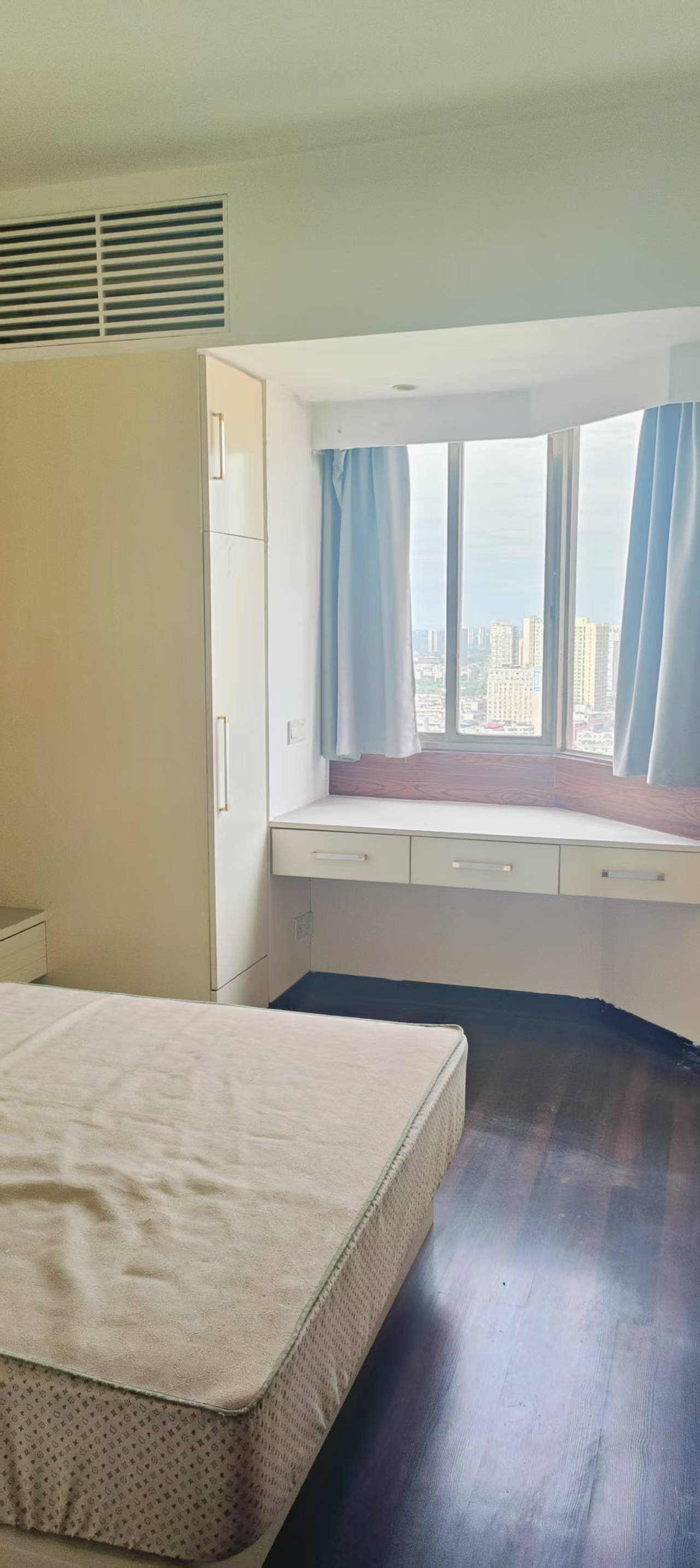 永兴阁A座  4室2厅2卫    2000.0元/月 永兴阁A座  4室2厅2卫    2000.0元/月室内图