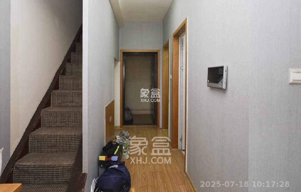 郡原广场  1室1厅1卫    2000.0元/月