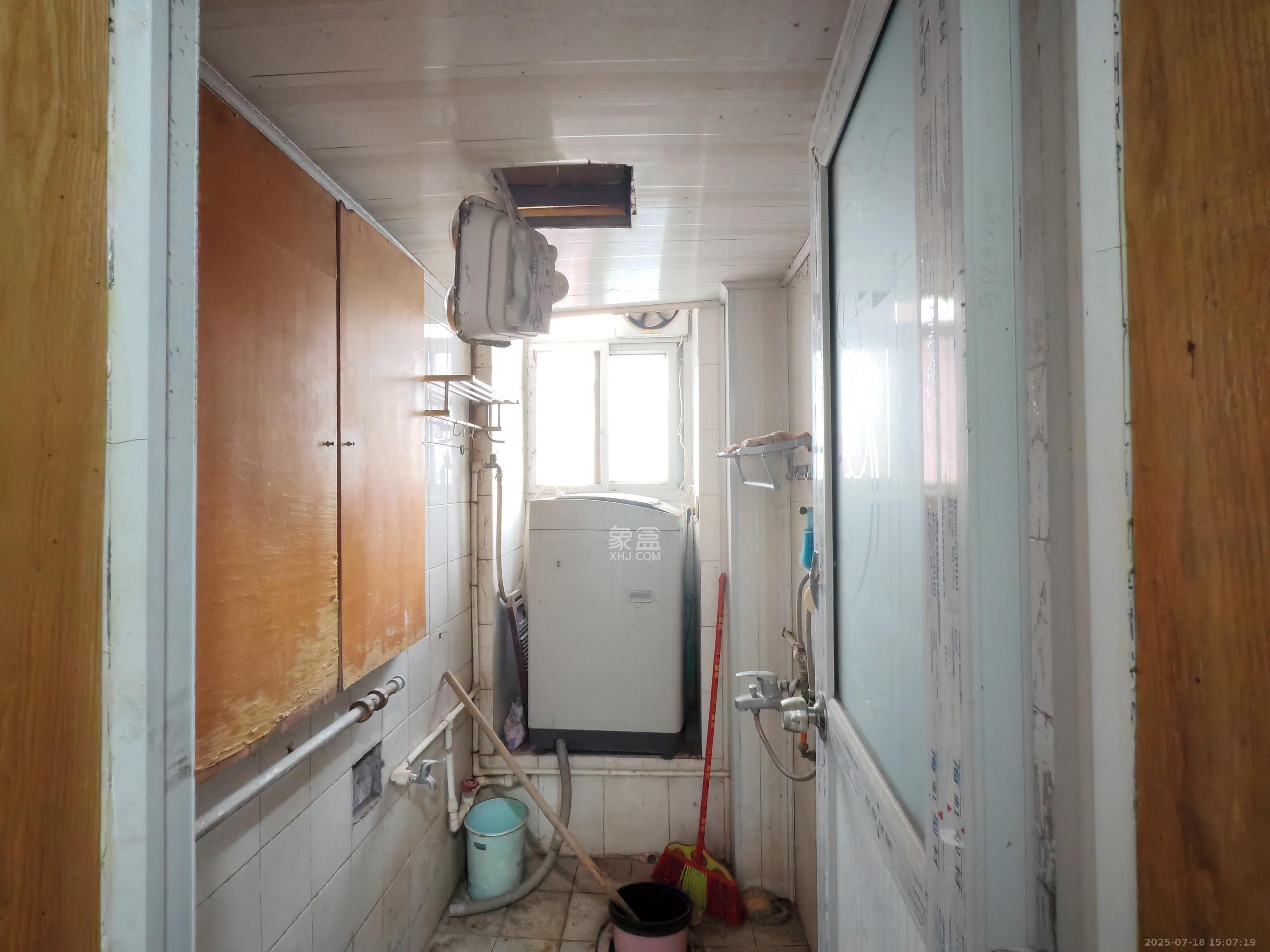 荷花园保险公司宿舍  4室2厅1卫    1800.0元/月 荷花园保险公司宿舍  4室2厅1卫    1800.0元/月室内图