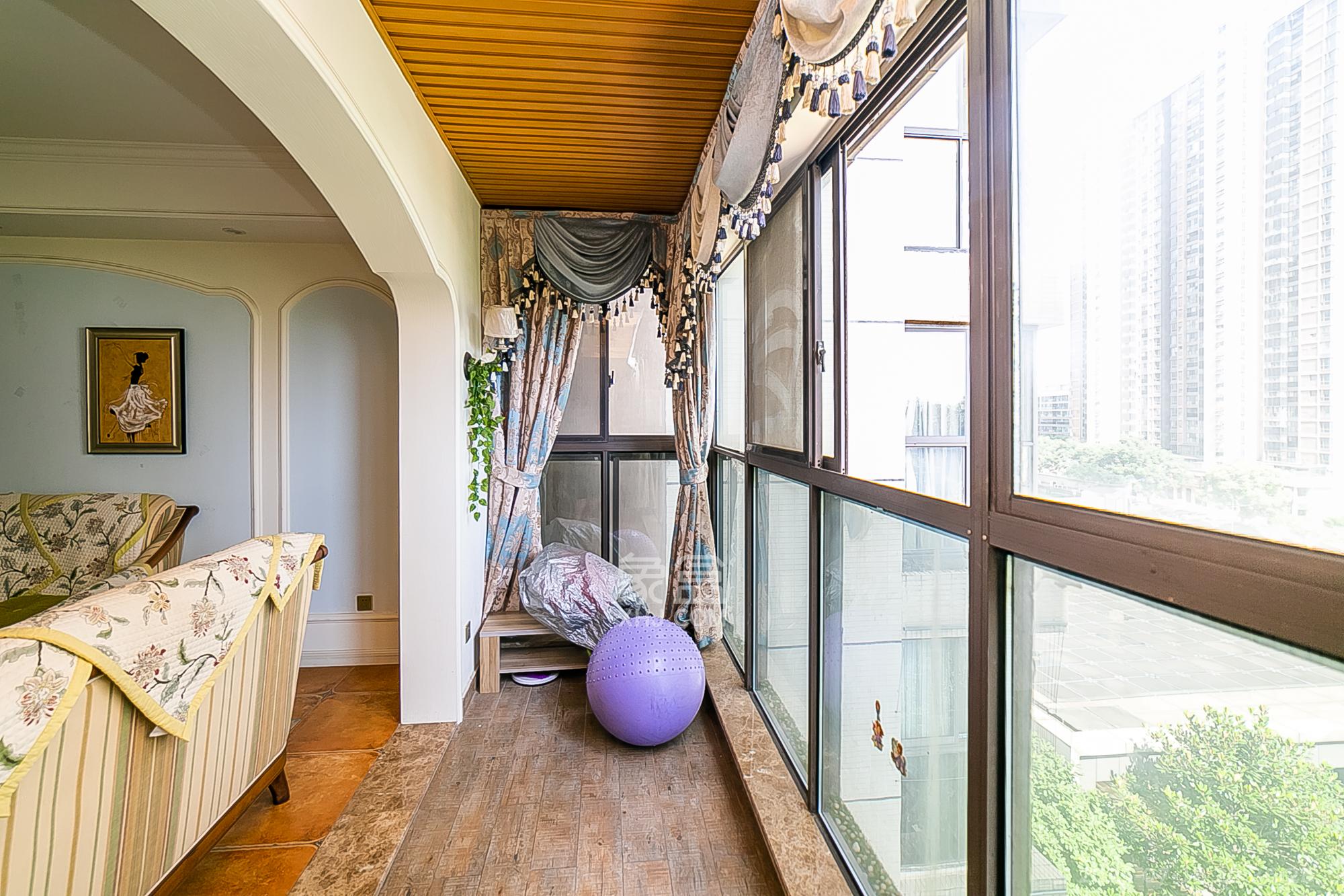 通用时代国际社区  3室2厅2卫    158.0万阳台