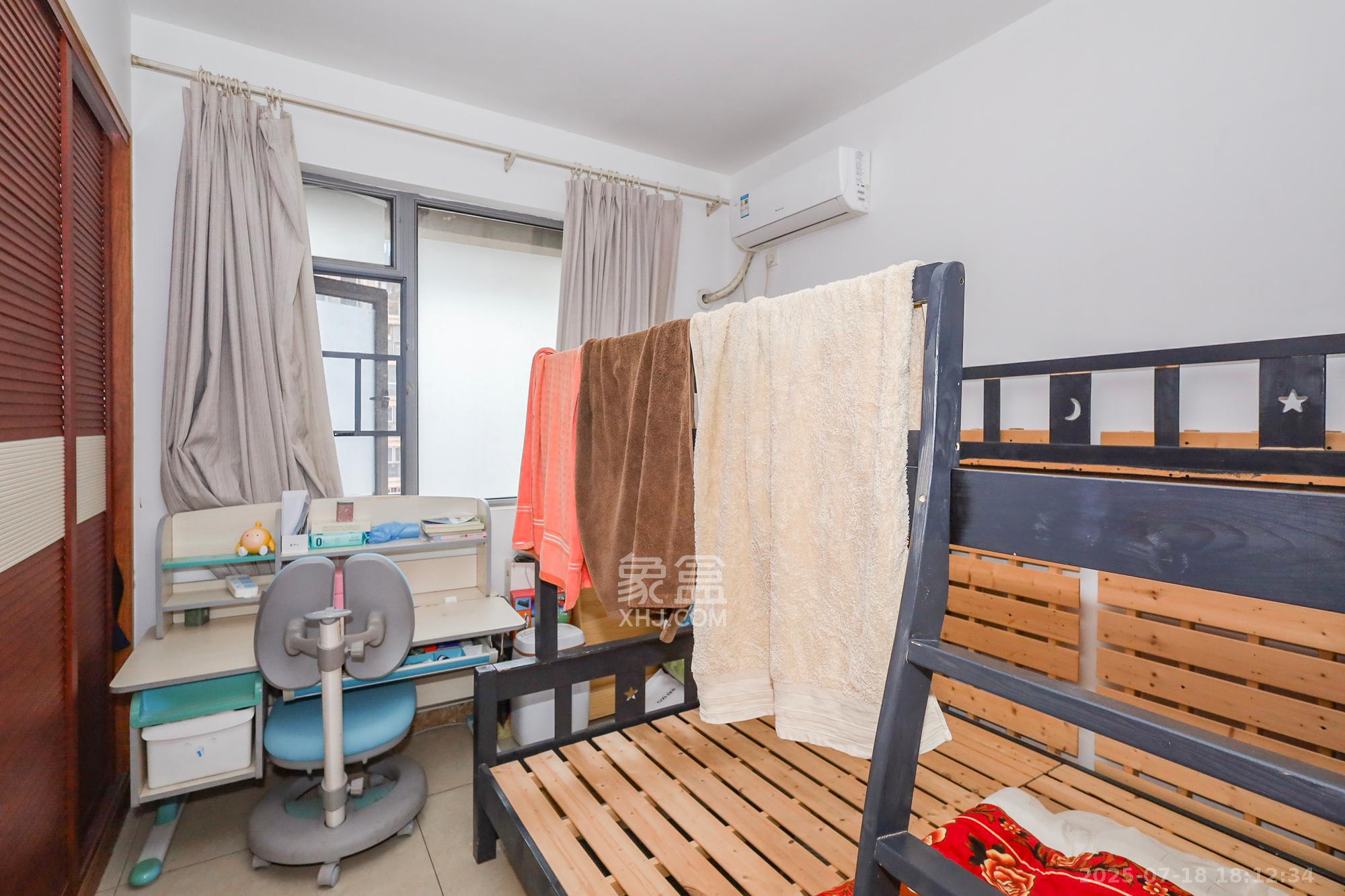 八方小区C区  4室2厅2卫    445.0万卧室