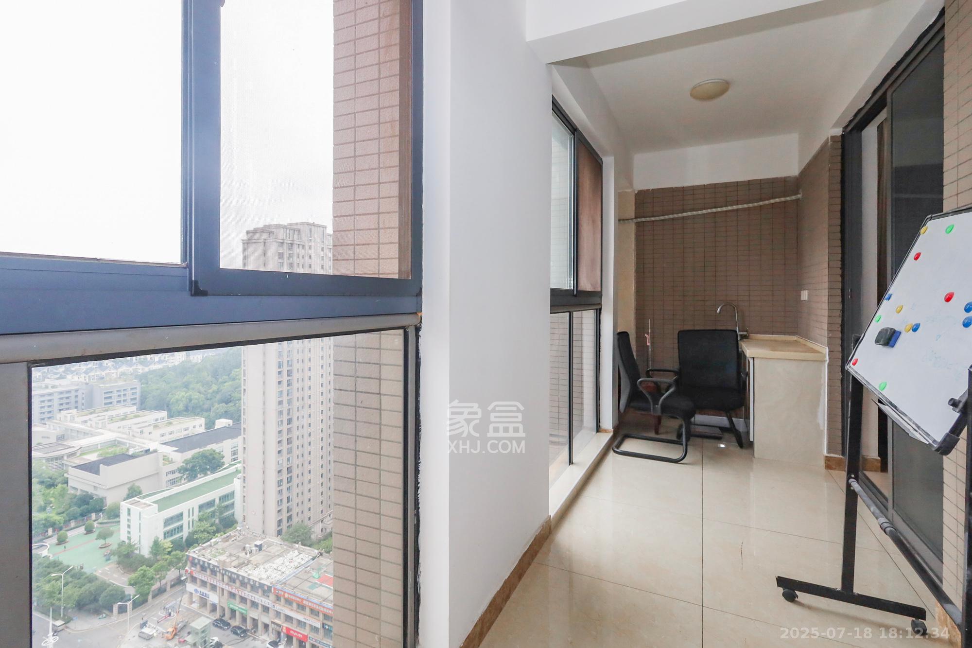 八方小区C区 4室2厅2卫 445.0万 八方小区C区 4室2厅2卫 445.0万阳台