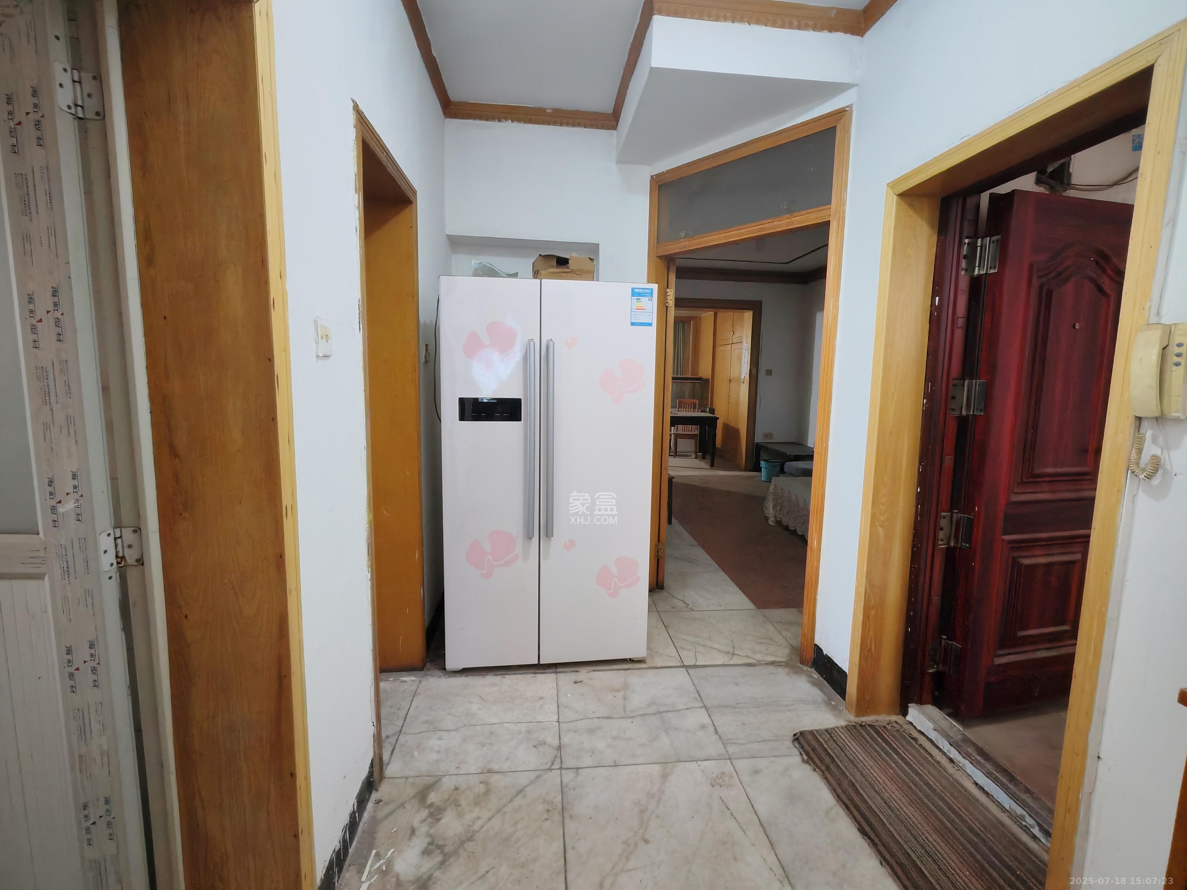 荷花园保险公司宿舍  4室2厅1卫    1800.0元/月 荷花园保险公司宿舍  4室2厅1卫    1800.0元/月室内图