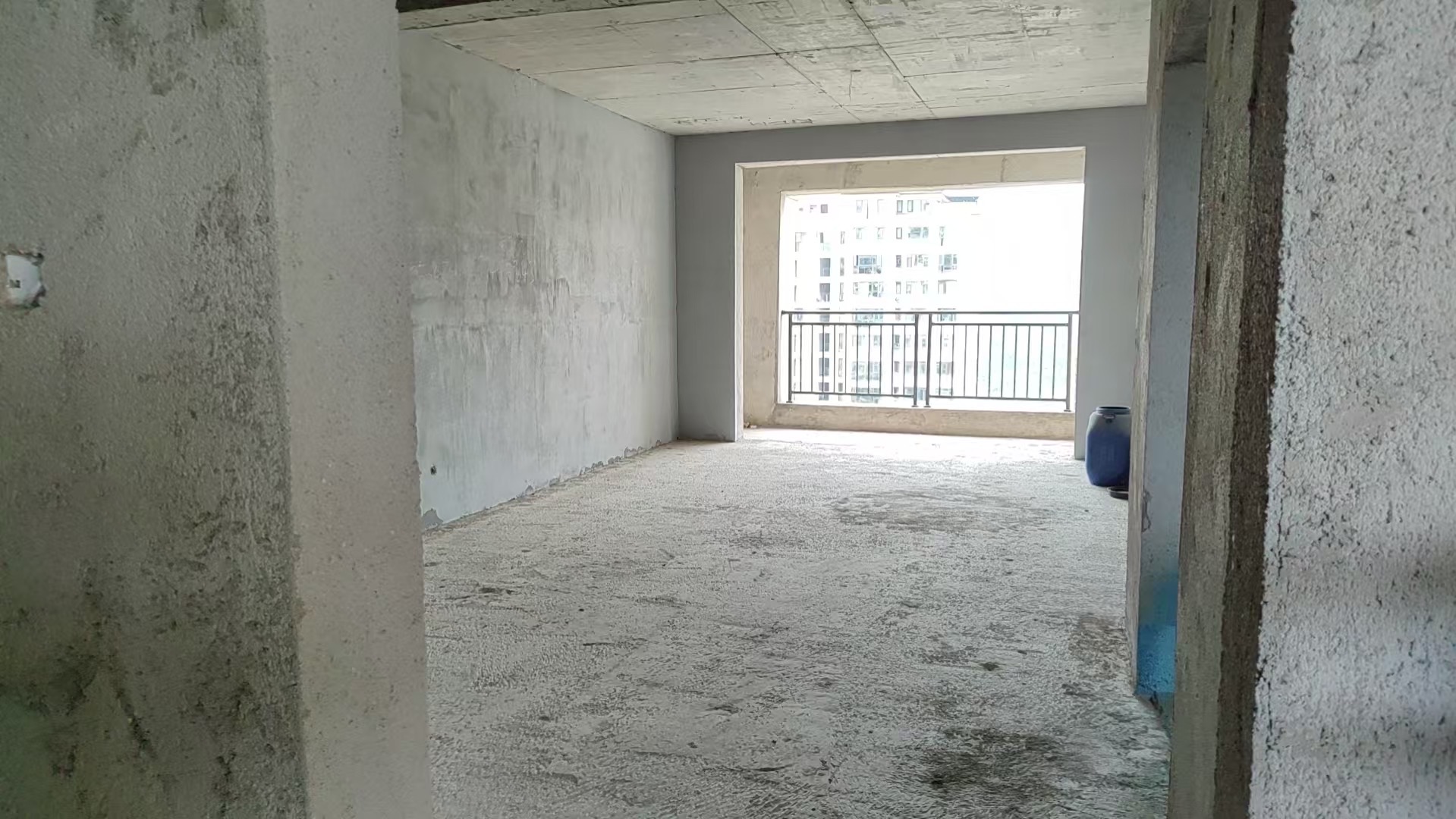 丽景天下二期  3室2厅2卫   69.80万客厅