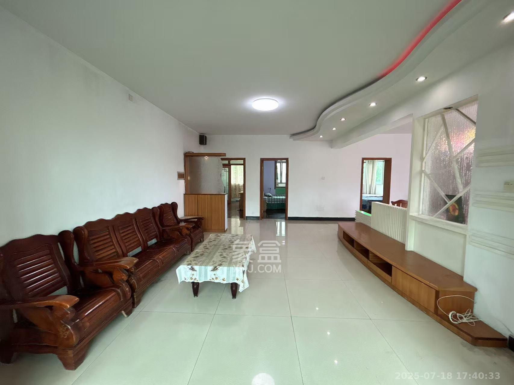 湖南生物机电职业技术学院教职宿舍 3室2厅2卫 2200.00元/月 湖南生物机电职业技术学院教职宿舍 3室2厅2卫 2200.00元/月室内图