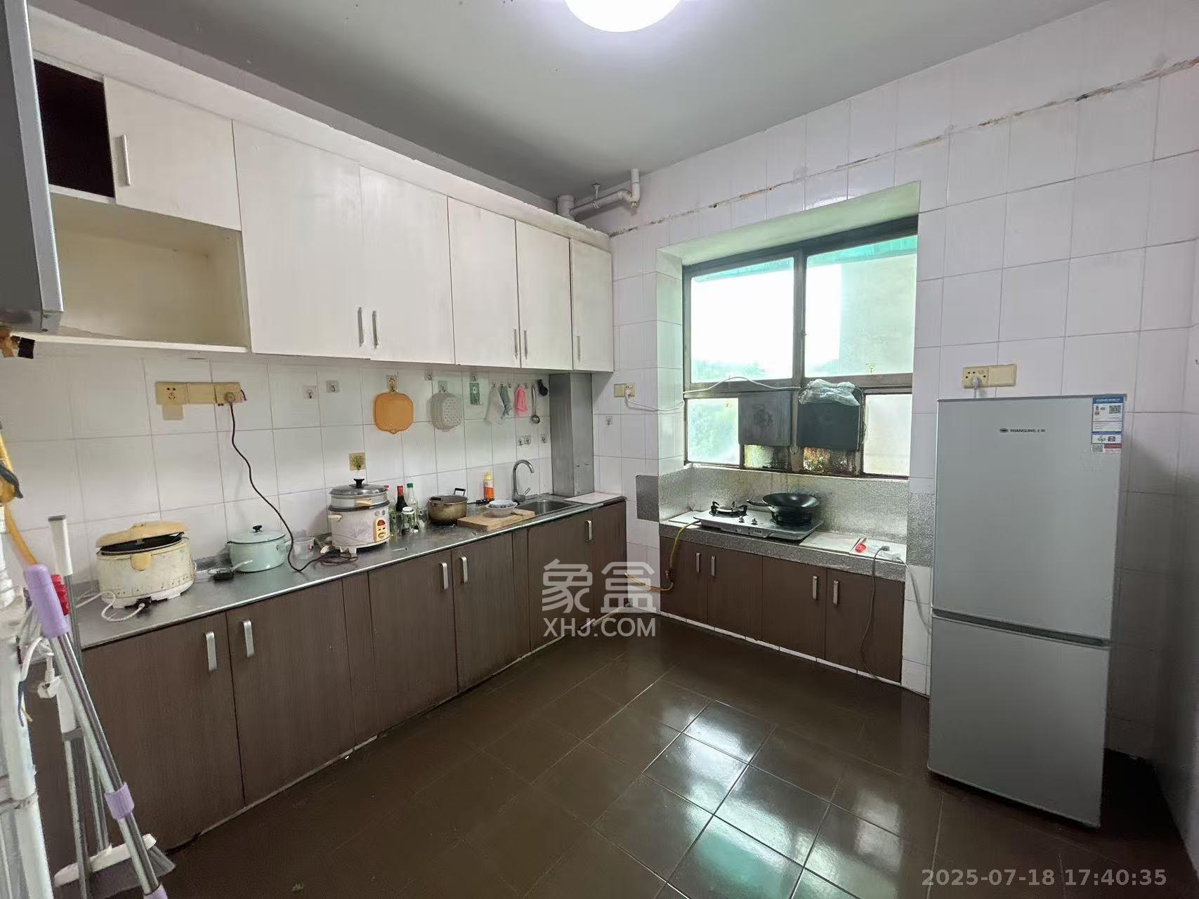 湖南生物机电职业技术学院教职宿舍 3室2厅2卫 2200.00元/月 湖南生物机电职业技术学院教职宿舍 3室2厅2卫 2200.00元/月室内图