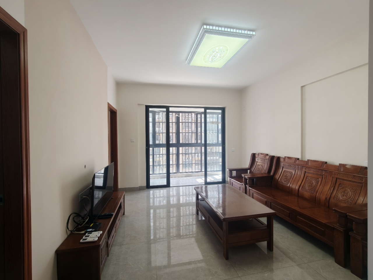 海糖小区一二期  3室2厅1卫    2500.0元/月 海糖小区一二期  3室2厅1卫    2500.0元/月室内图