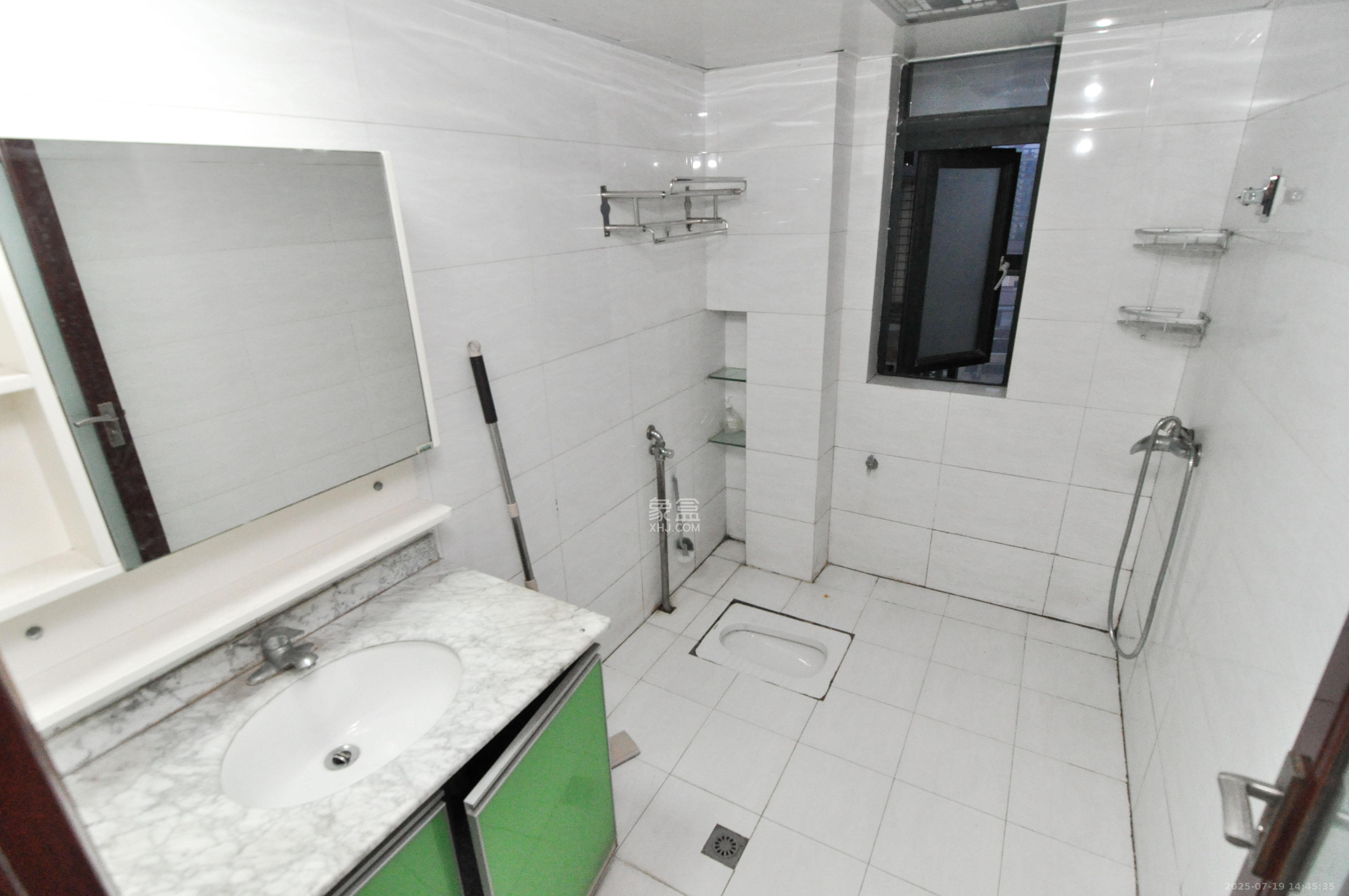 高鑫麓城 3室2厅2卫 125.0万 高鑫麓城 3室2厅2卫 125.0万卫生间