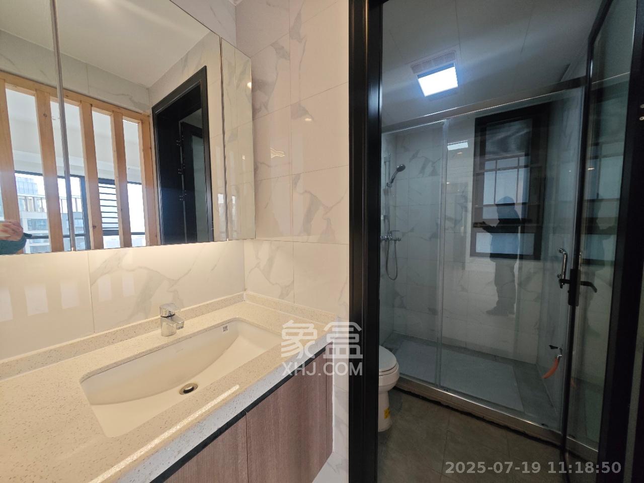 绿地V岛  2室2厅2卫    3500.0元/月室内图