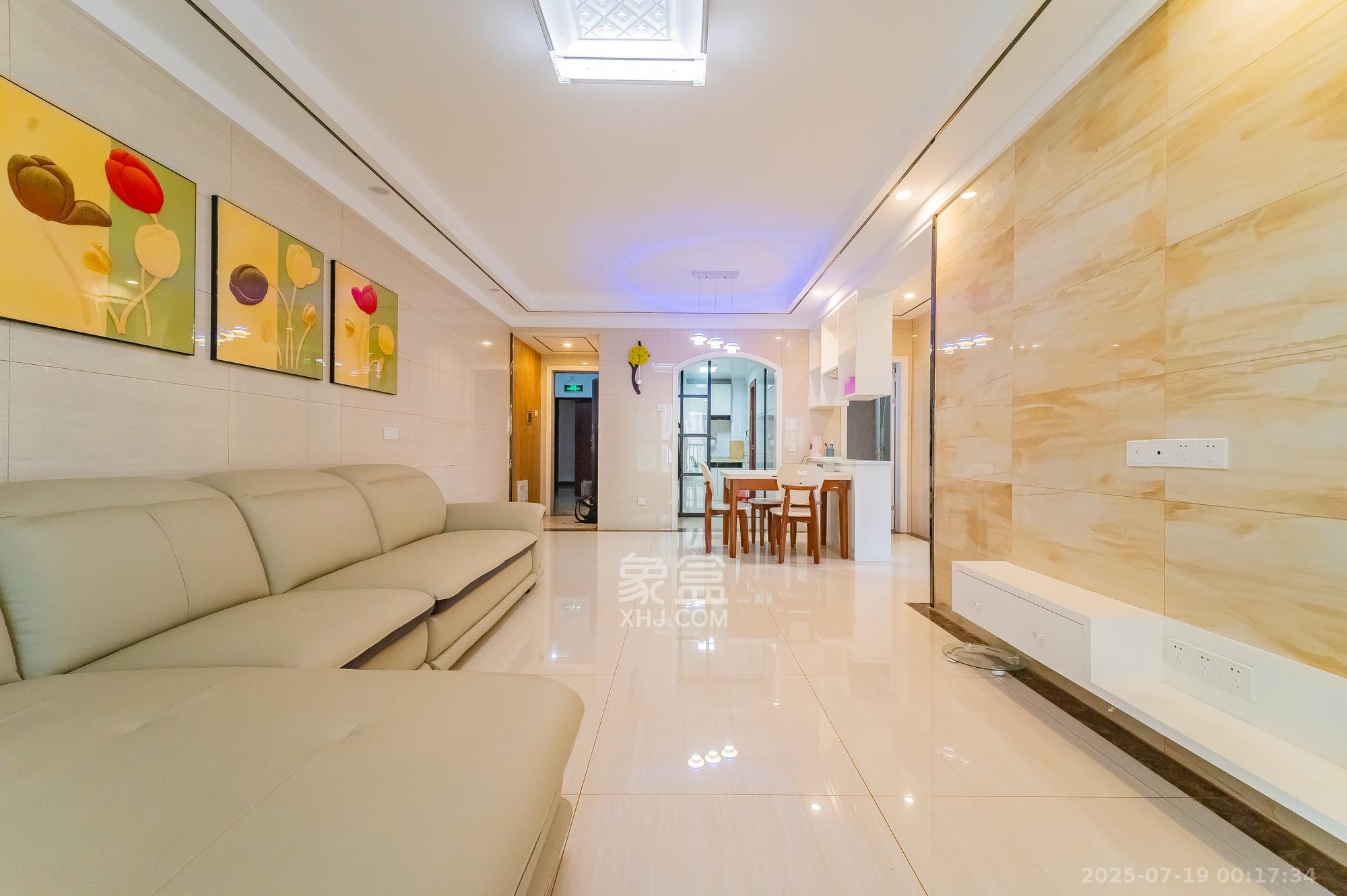 星湖湾一期高层  3室2厅1卫    76.8万客厅