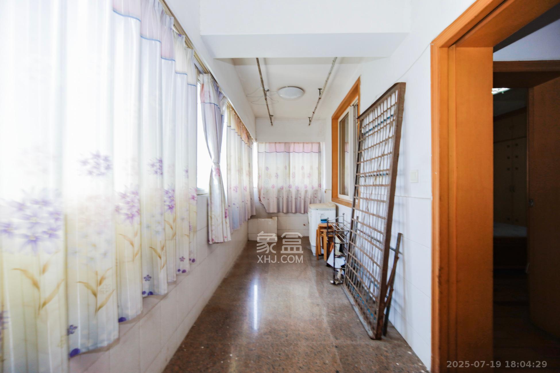 中建五局信和苑二区  3室2厅1卫   46.00万阳台
