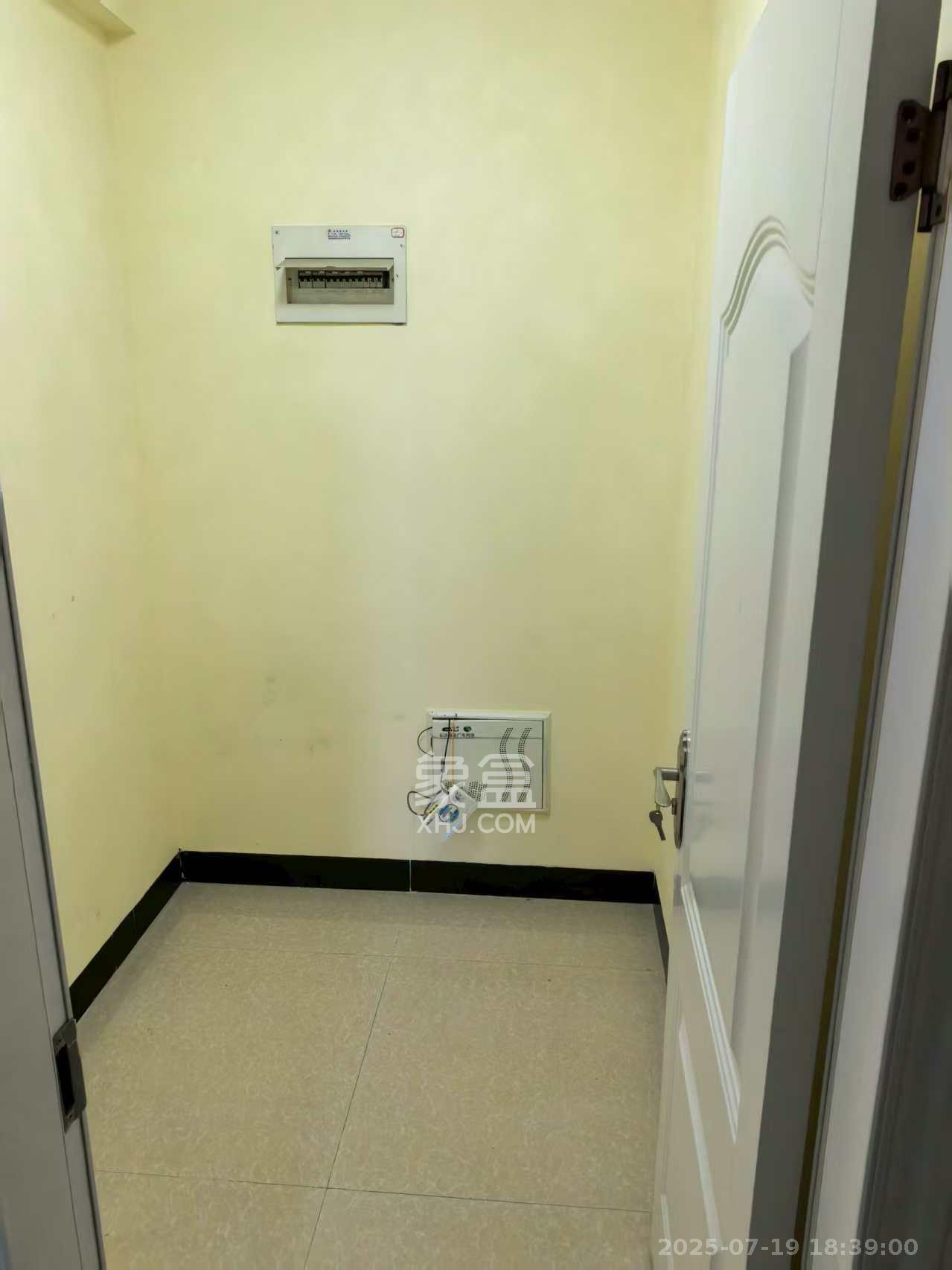 金茂梅溪湖 3室2厅1卫 2500.0元/月 金茂梅溪湖 3室2厅1卫 2500.0元/月室内图